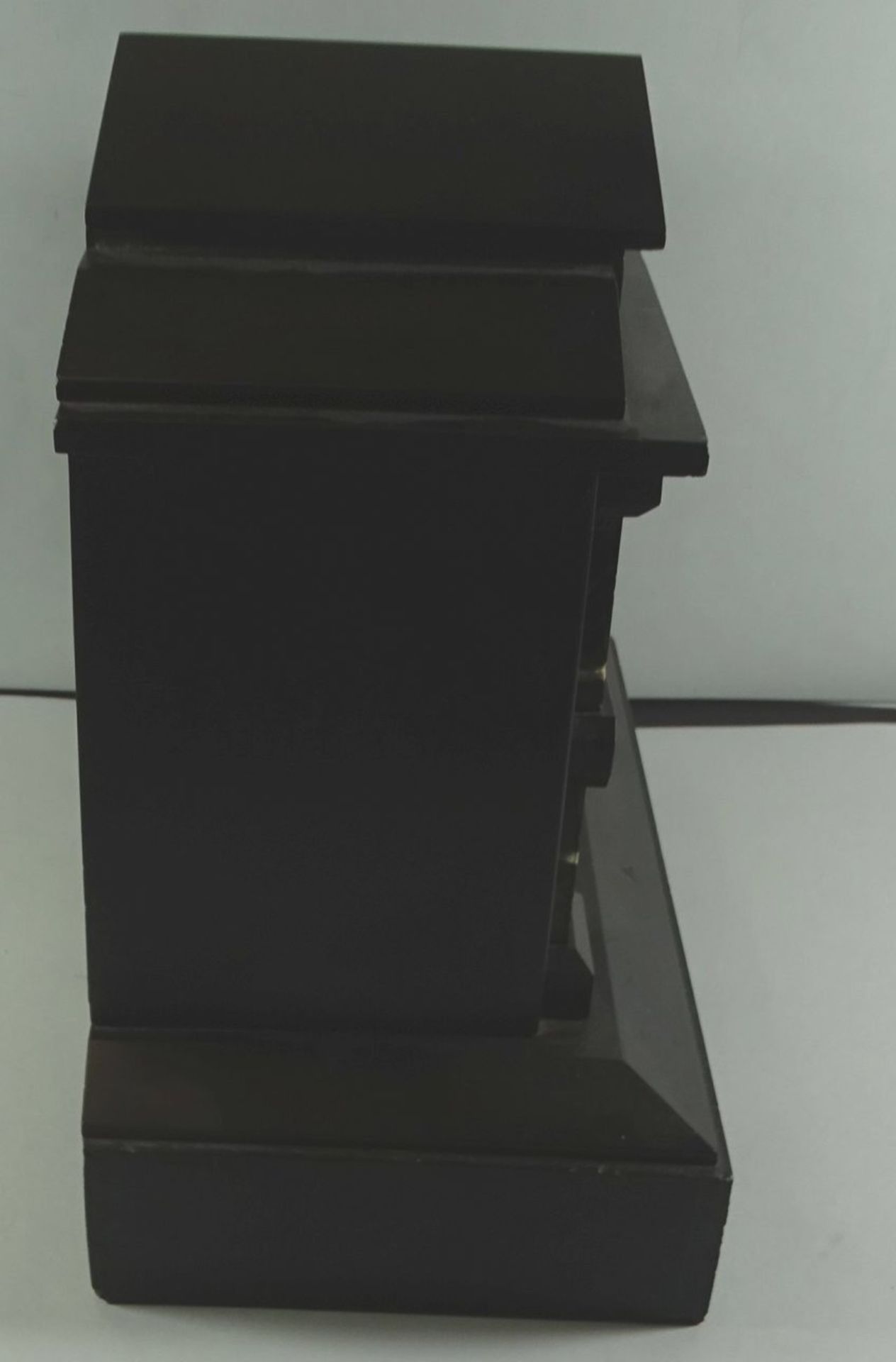 grosse schwarze Marmor-Kaminuhr, Werk überholt, funktionstüchtig, kl. Abplatzer, H-25 cm, B-28 cm, - Bild 7 aus 8