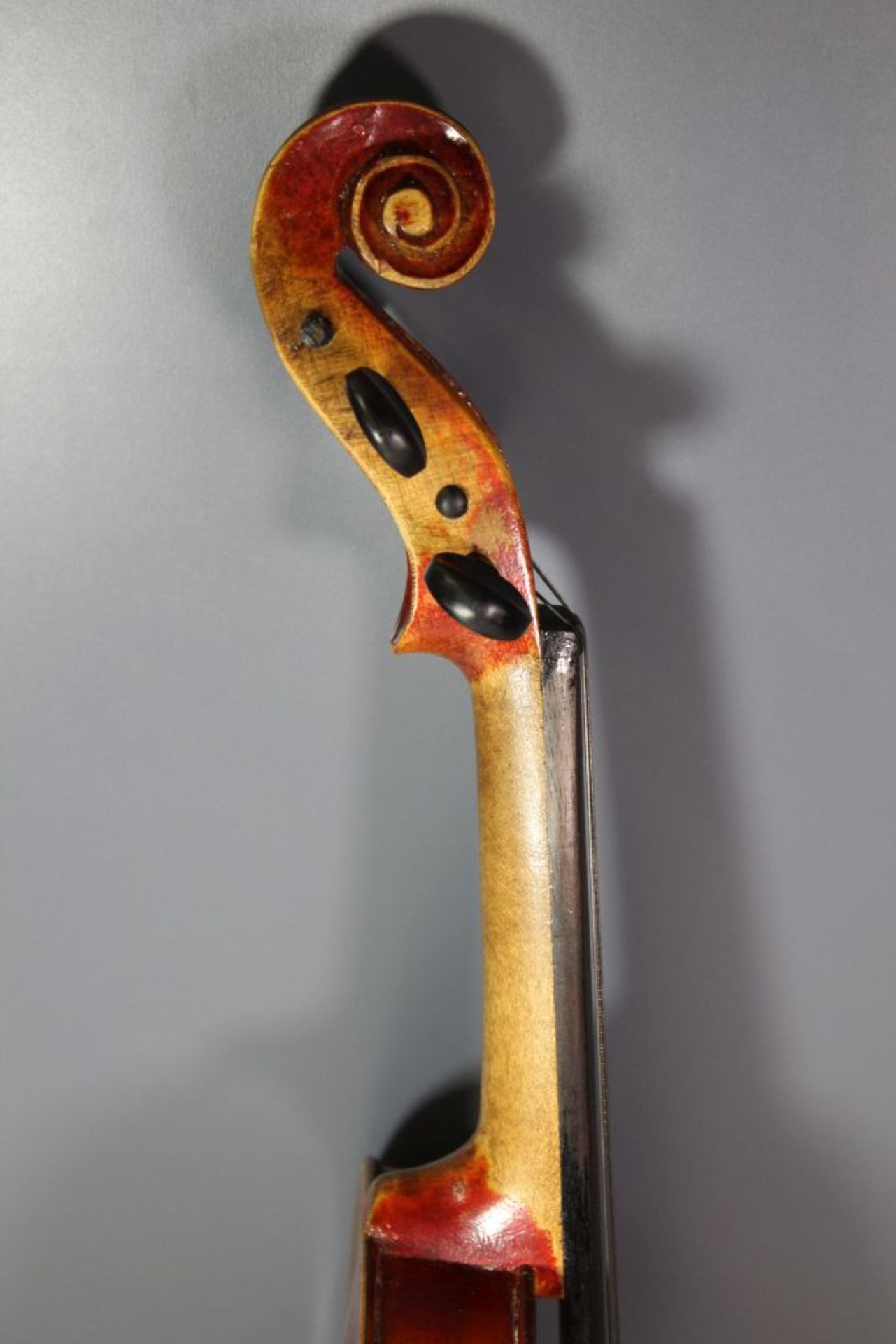 alte Geige, wohl 19. Jhd., Brandmarke "Amati", in neuzeitl. Tasche, L-60cm.- - Bild 5 aus 8