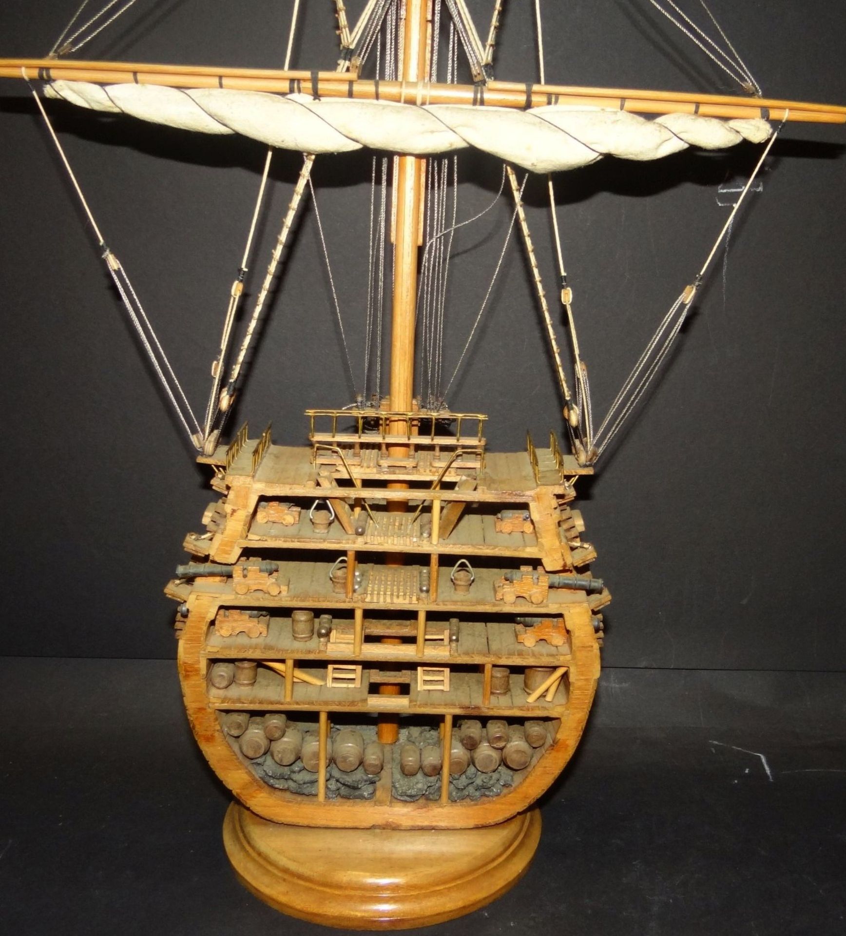 gr. Querschnitt eines Kries-Segelschiffes mit Einrichtung, Mastspitze abgebrochen, aber anbei, H- - Bild 7 aus 10