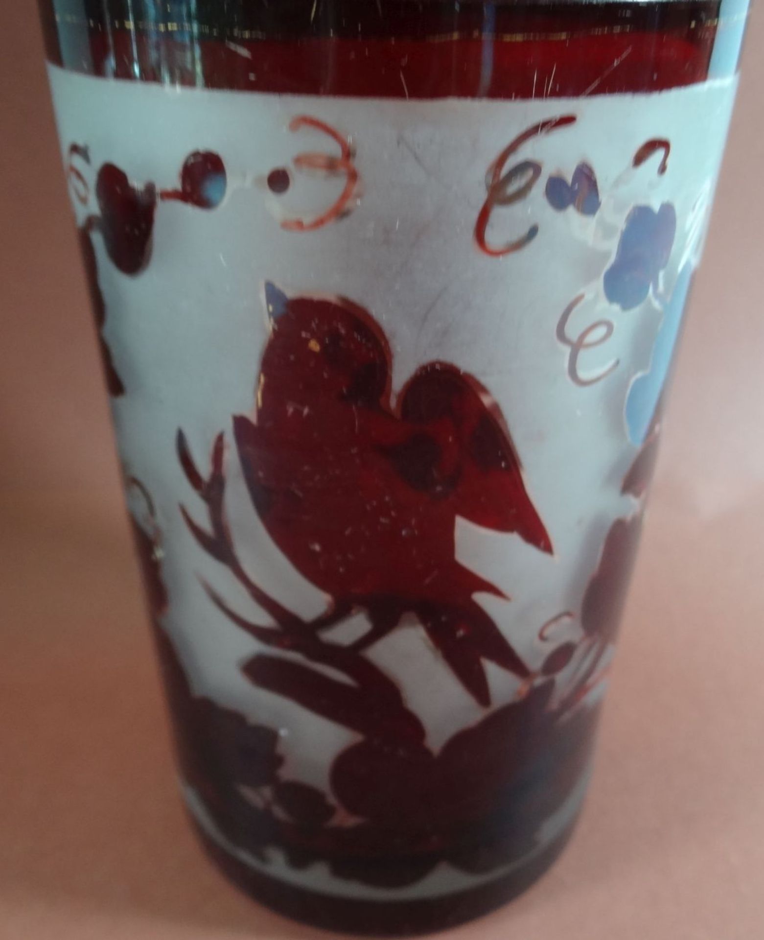 böhmischer Becher mit Weinlaub und Vogeldekor, H-12 cm, D-7,5 c - Bild 3 aus 6