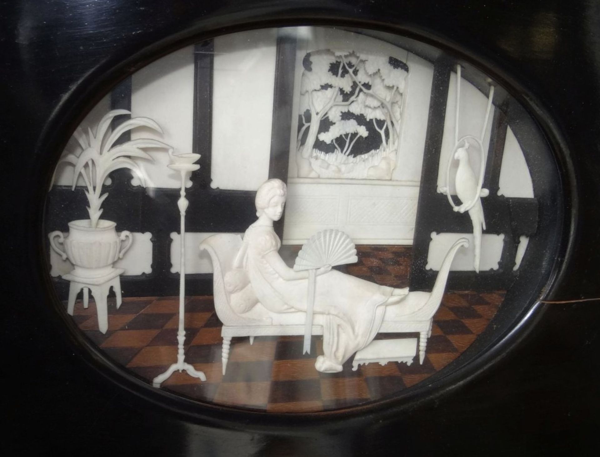 Elfenbein-Zimmer-Interieur mit Dame, gerahmt/Glas, 19.Jhd., feine Schnitzerei, in ovaler Form, - Bild 7 aus 8