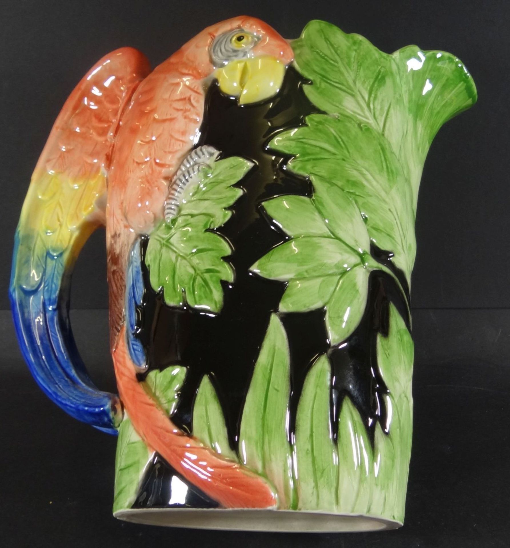 grosser Majolika-Saftkrug mit plast. Papagei, H-23 cm, gut erhalten, gemarkt "FF 1986" - Bild 5 aus 6