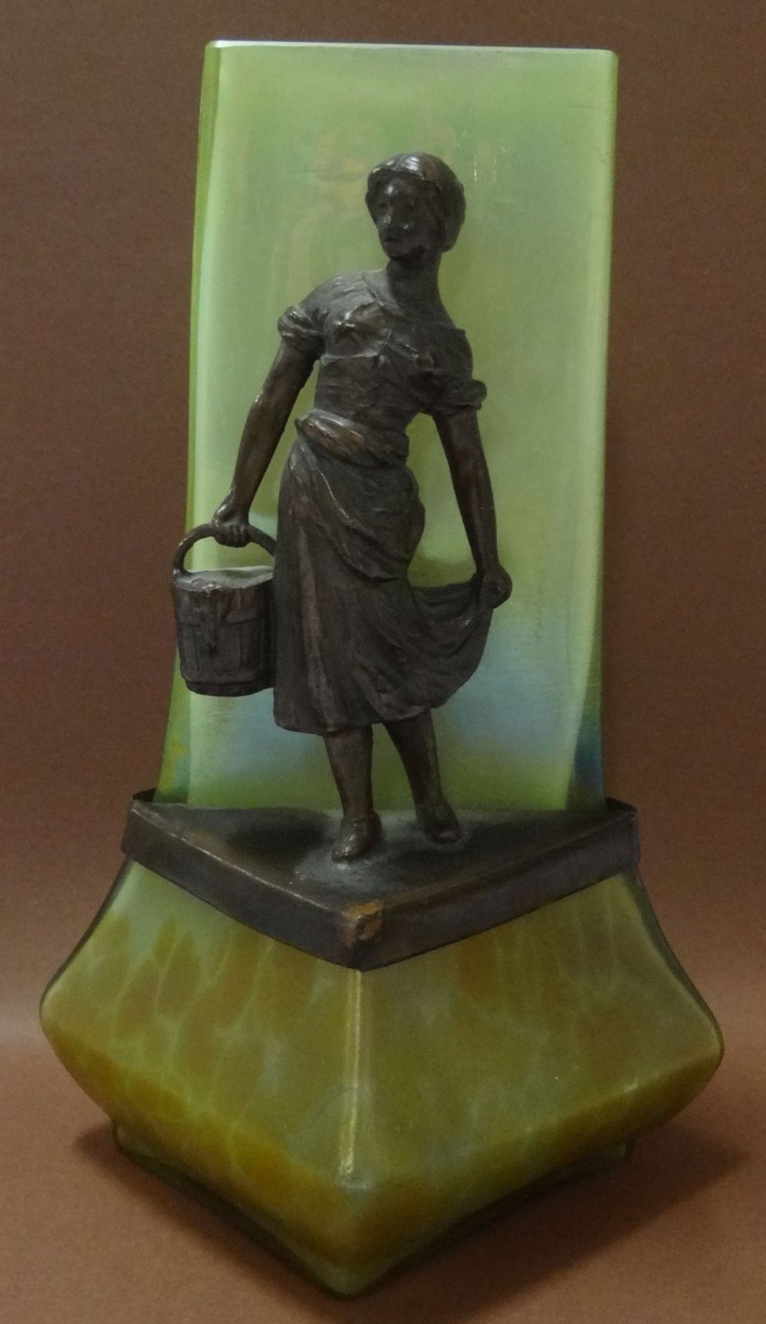 Jugendstil-Vase mit Bronze-Mädchen, H-15 cm, 7x8 cm, dreieckig, H-Bronze 9,5 cm, Rand mit kleinen - Bild 2 aus 6