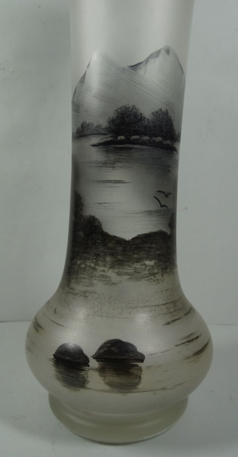 unleserl. sign. Vase , mit Flusslandschaft und Burgfried, H-37 cm - Bild 6 aus 8