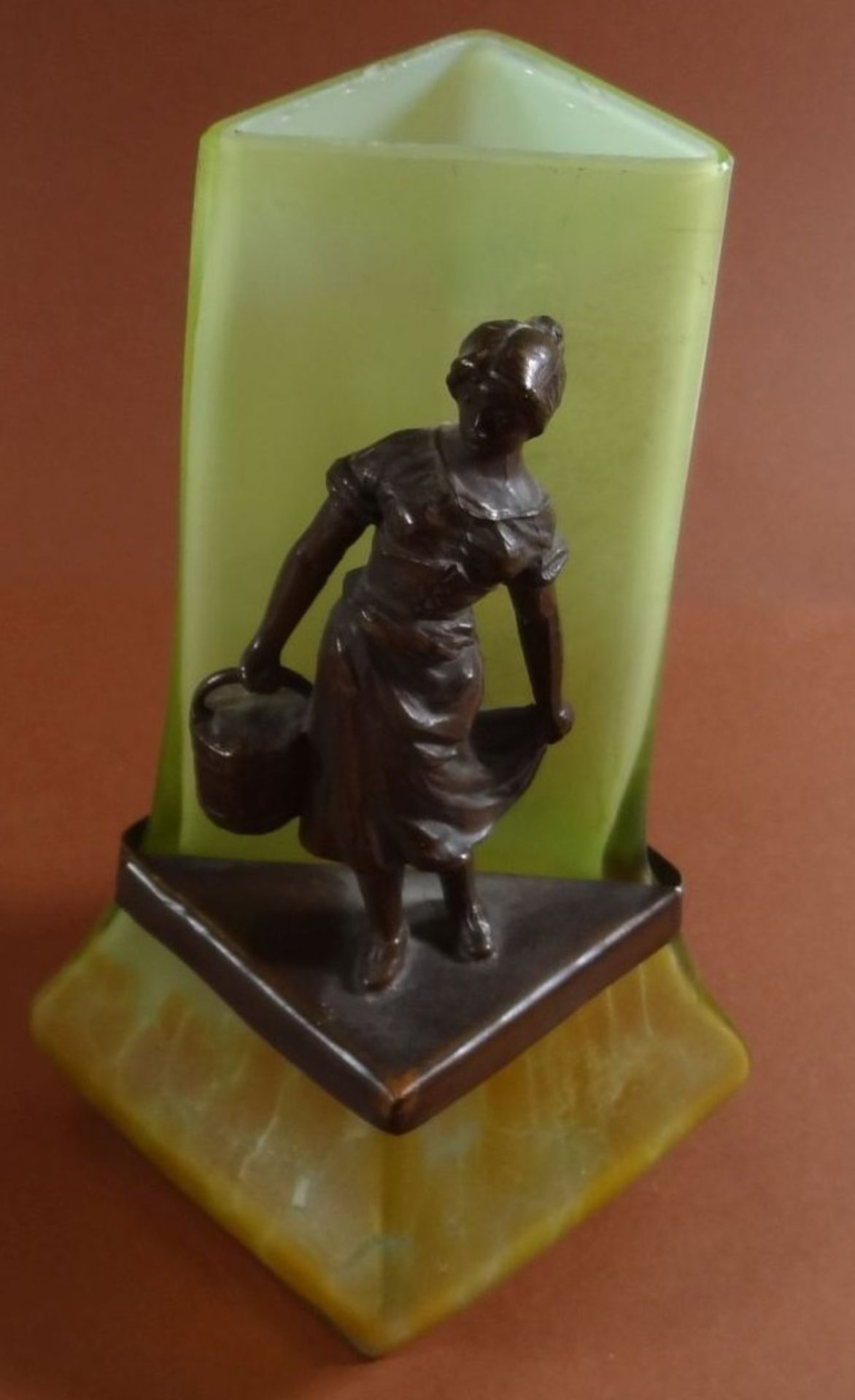 Jugendstil-Vase mit Bronze-Mädchen, H-15 cm, 7x8 cm, dreieckig, H-Bronze 9,5 cm, Rand mit kleinen - Bild 3 aus 6