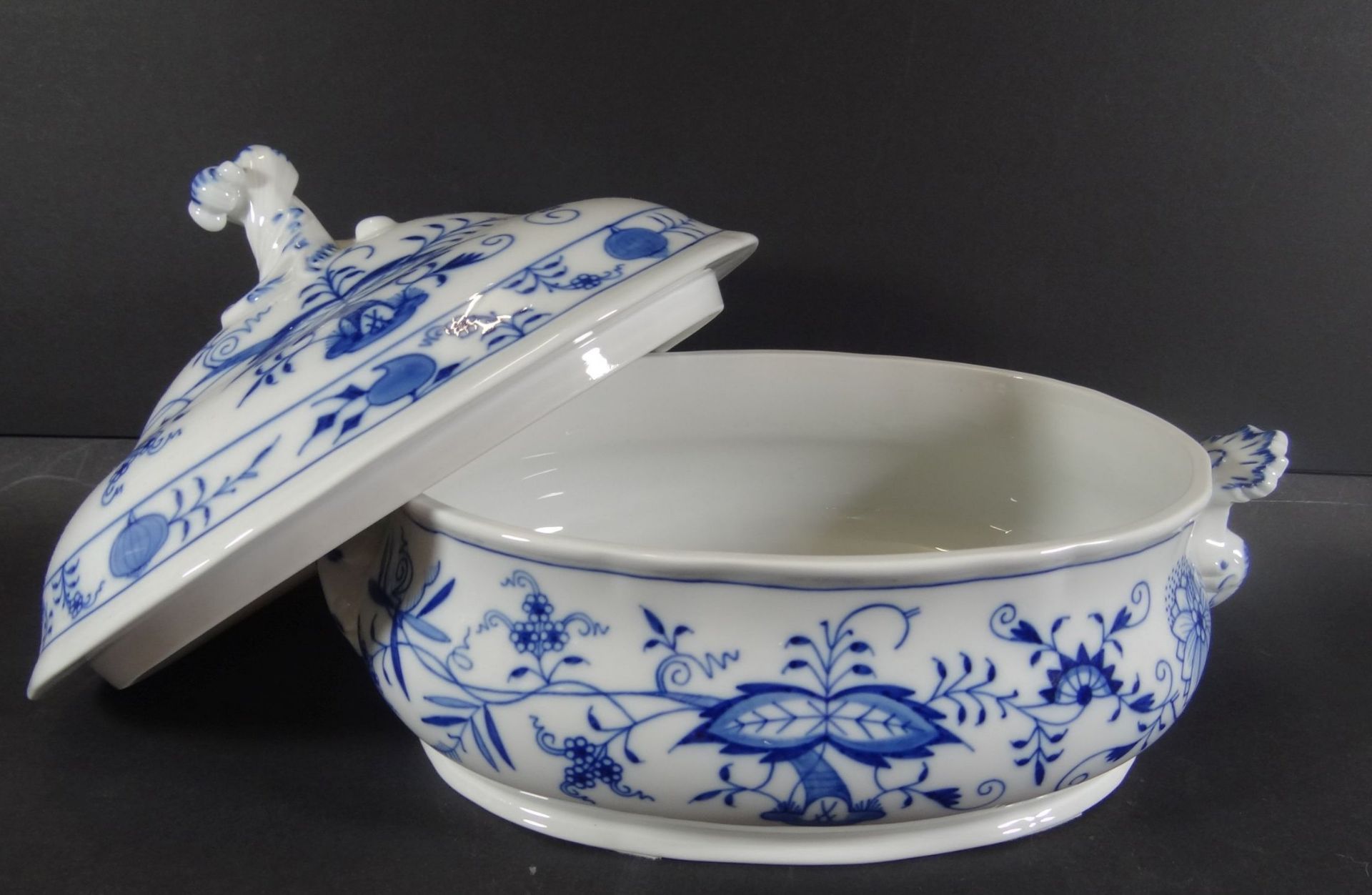 ovale grosse Deckelterrine "Meissen" Zwiebelmuster, H-18 cm, 23x17 cm - Bild 4 aus 10