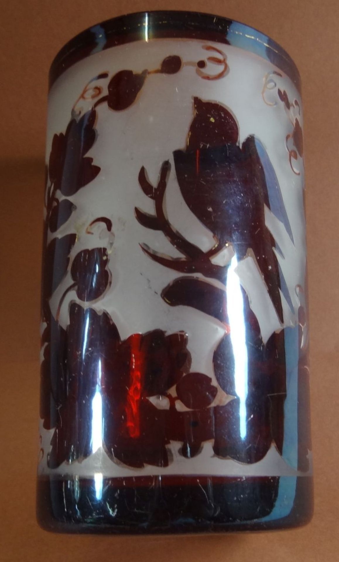 böhmischer Becher mit Weinlaub und Vogeldekor, H-12 cm, D-7,5 c - Bild 5 aus 6