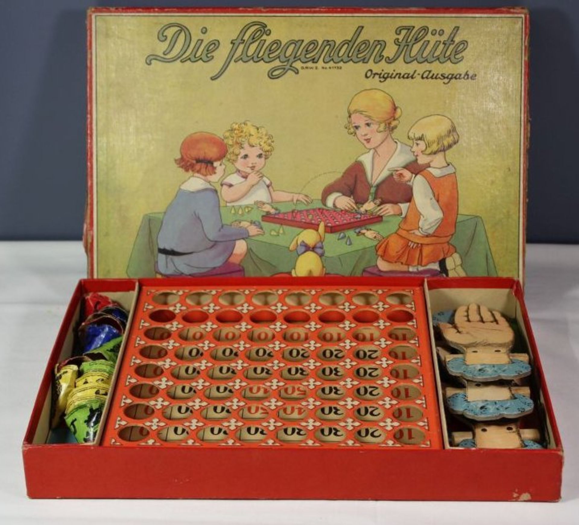 altes Brettspiel "Die fliegenden Hüte", wohl komplett, Karton mit Läsuren.