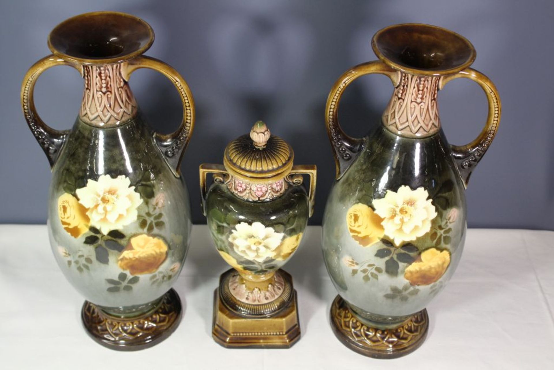 Paar Henkelvasen sowie kleinere Deckelvase, Rosenbemalung in Unterglasur, 1x Vase Stand bestossen, - Bild 2 aus 5