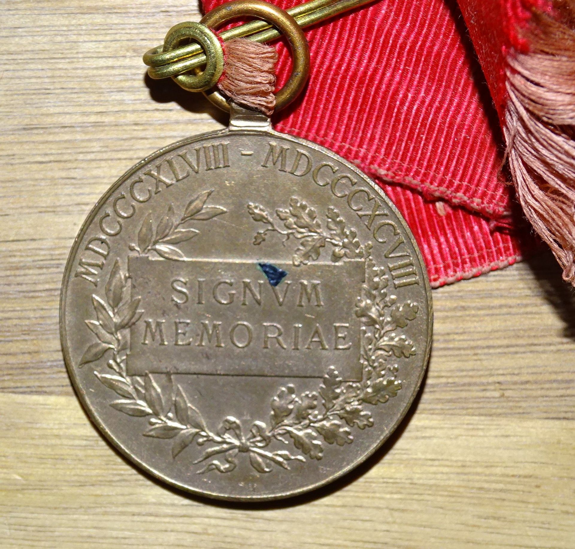 österreichische Gedenkmedaille, Kaiser Franz Josef und 1848-1908, diesmal in lateinischen Zahlen, am - Bild 2 aus 3