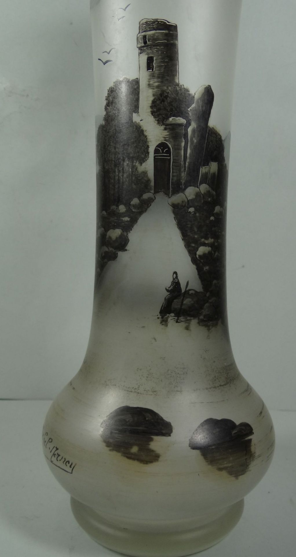 unleserl. sign. Vase , mit Flusslandschaft und Burgfried, H-37 cm - Bild 5 aus 8
