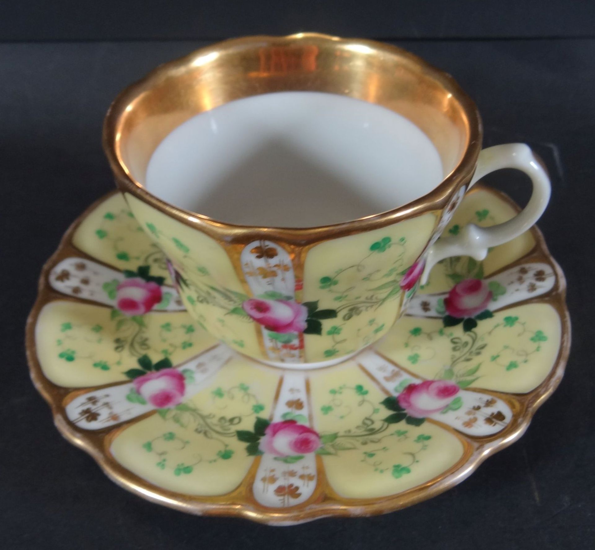 Biedermeier-Tasse mit U.T., Rosenbeamlung, H-6,5 cm, D-8 cm, D-14 cm - Bild 2 aus 4