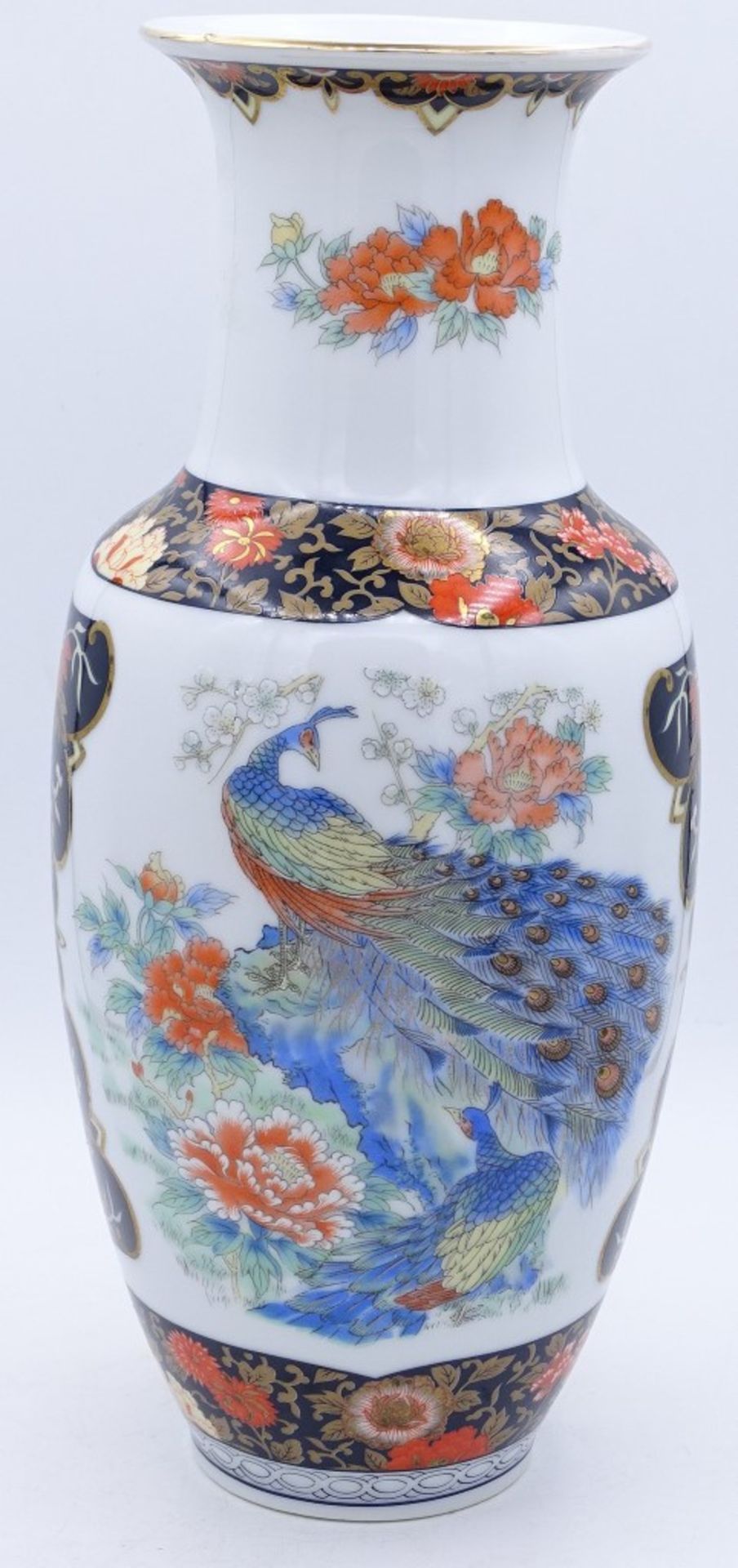 Vase, Japan, mit Darstellung eines Pfaus,floral umringtes Stück,im Boden Marke (Spiegelverkehrt),H-