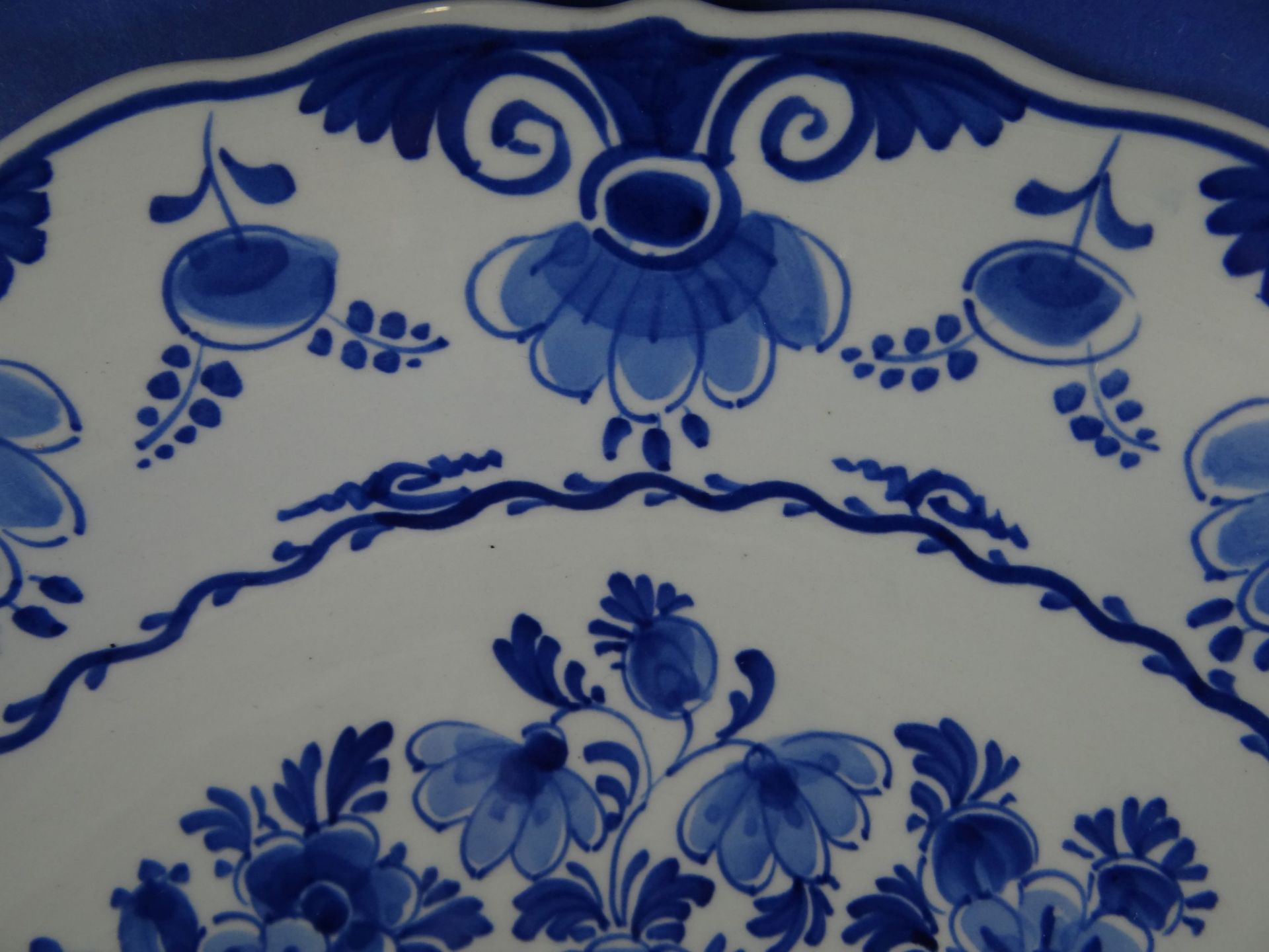 Wandteller "De porcelayne fles" Delft, Blaumalerei, D-29,5 cm - Bild 3 aus 5