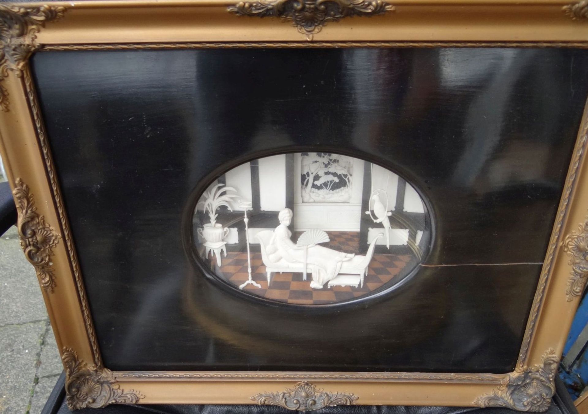 Elfenbein-Zimmer-Interieur mit Dame, gerahmt/Glas, 19.Jhd., feine Schnitzerei, in ovaler Form, - Bild 2 aus 8