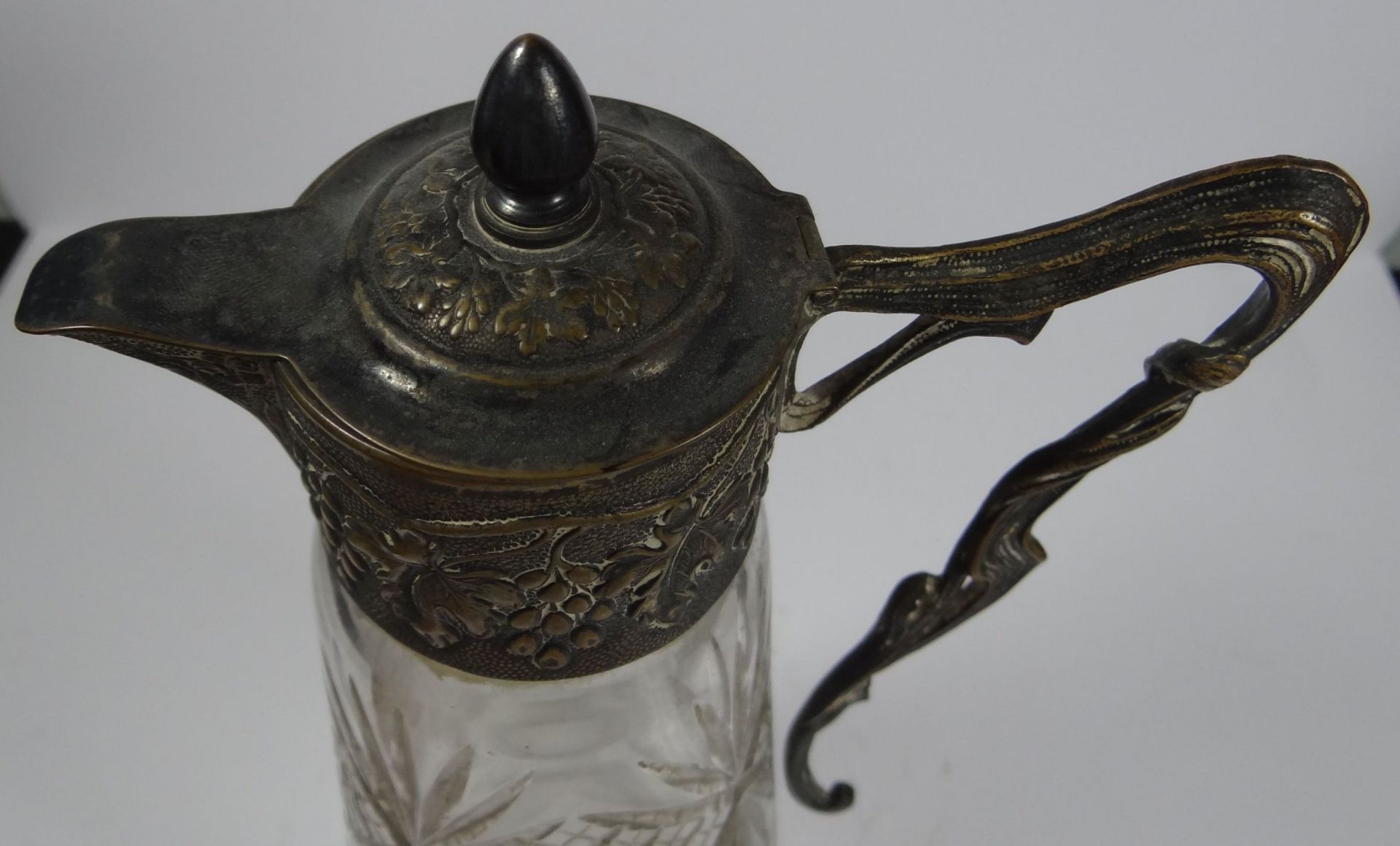 Jugendstil-Weinkrug mit Metall-Montur, Rautenschliff, Stand mit Abplatzer, H-27 cm - Bild 4 aus 9