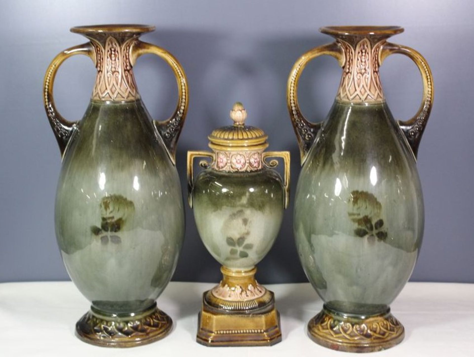Paar Henkelvasen sowie kleinere Deckelvase, Rosenbemalung in Unterglasur, 1x Vase Stand bestossen, - Bild 3 aus 5