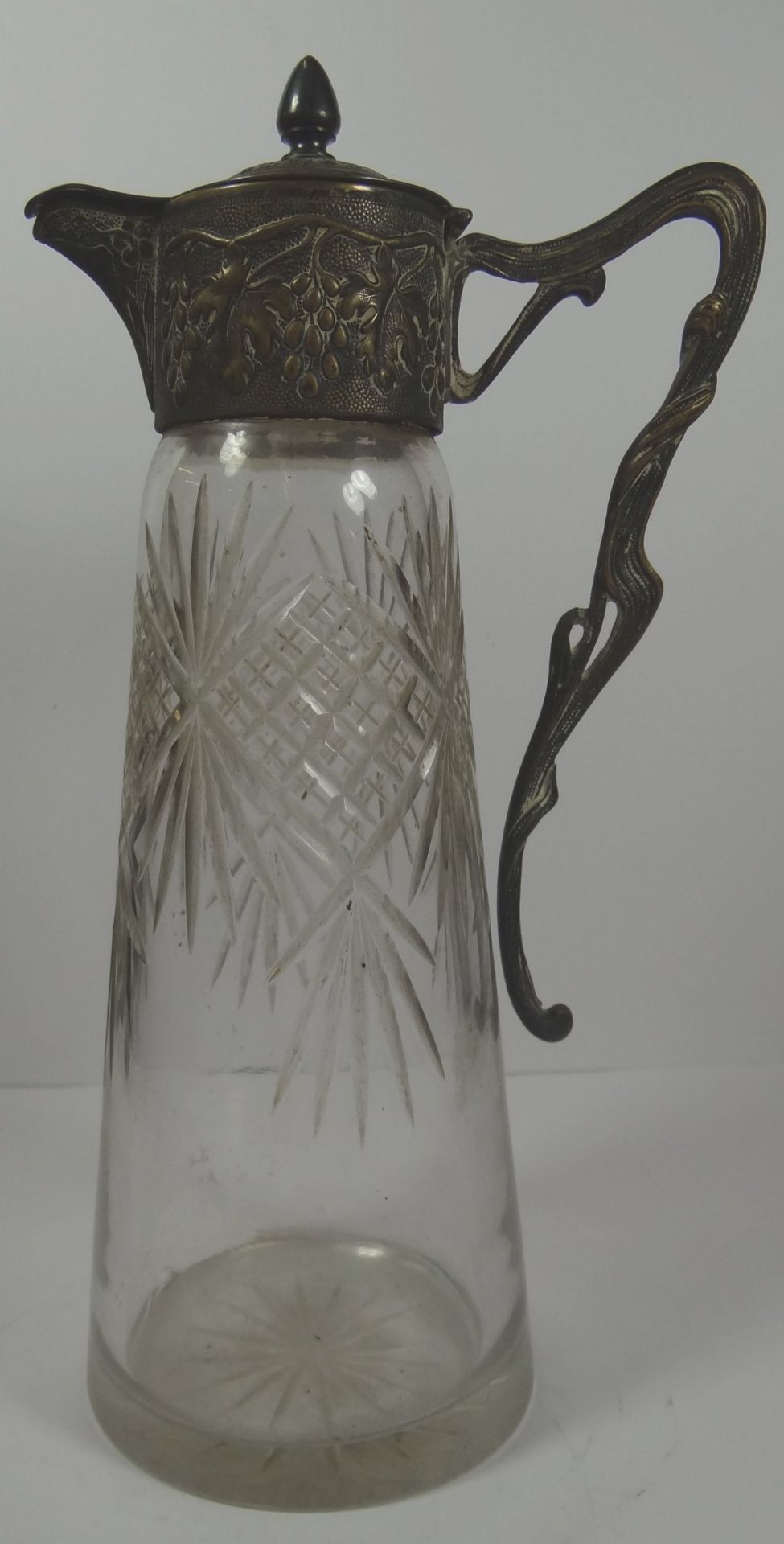 Jugendstil-Weinkrug mit Metall-Montur, Rautenschliff, Stand mit Abplatzer, H-27 cm