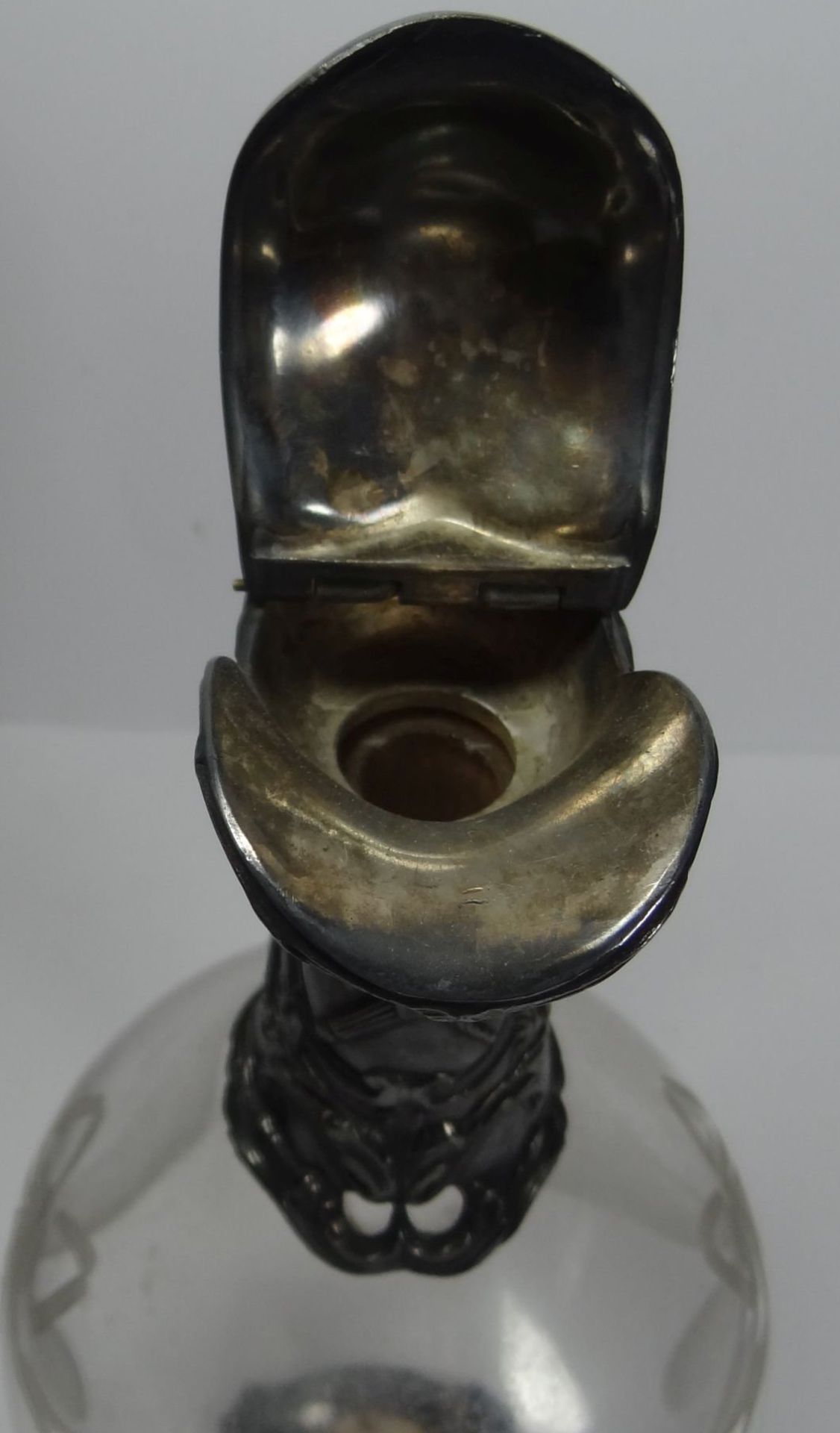 Weinkaraffe mit Girlandenschliff, Brittania-Metallmontur und Stand, H-27 cm - Bild 4 aus 9
