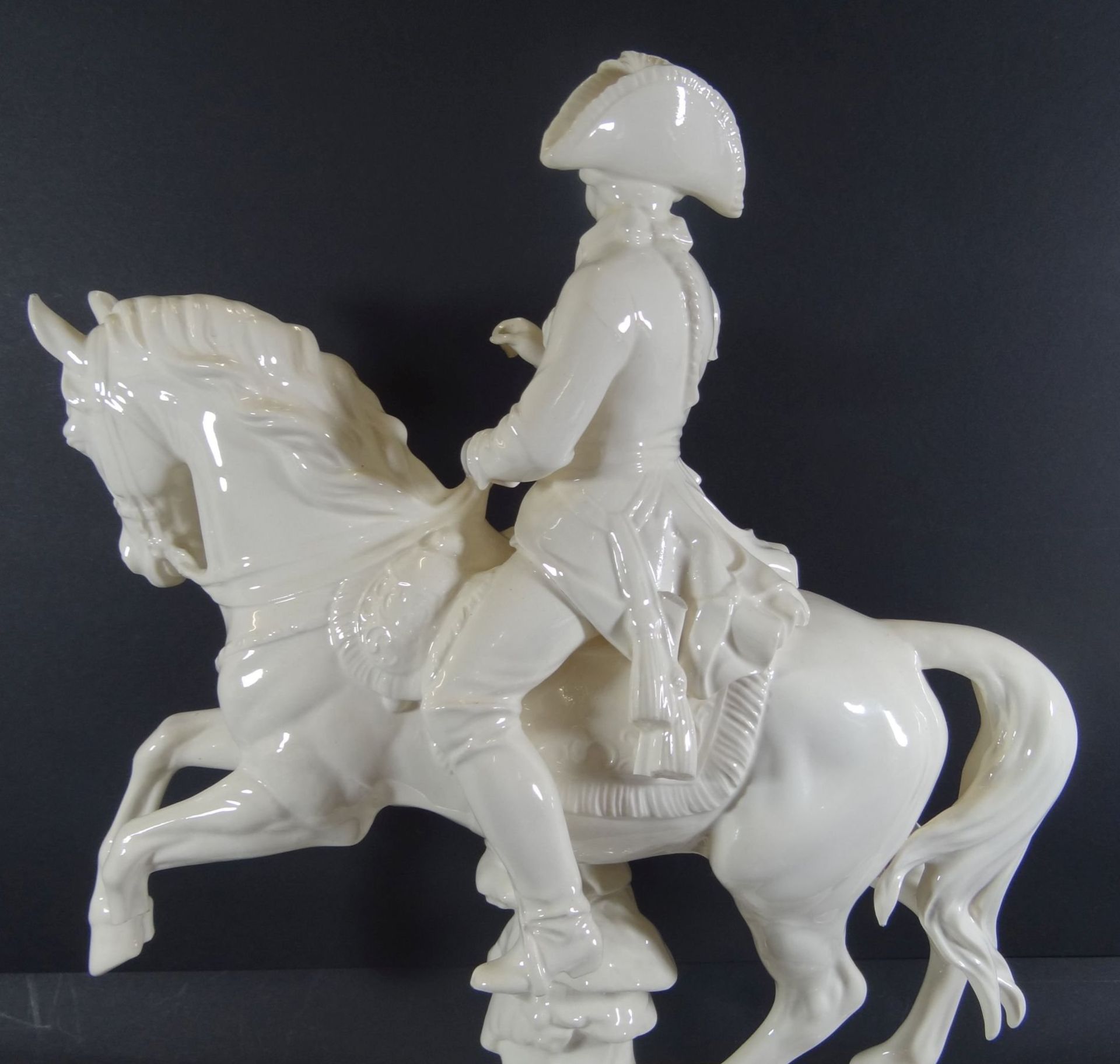 gr. Figur "Friedrich zu Pferde" Hertwig-Katzhütte, weiss, ein Vorderlauf fehlt, H-35 cm, L-30 c - Bild 5 aus 10