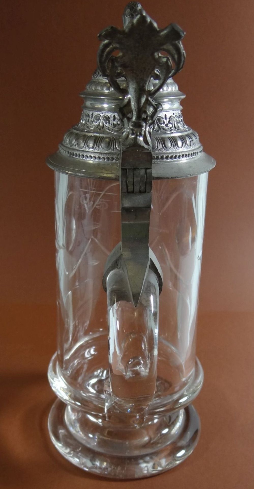 hoher Bierkrug auf Stand, beschliffen, Zinndeckel, 0,5 L, H-22 cm - Bild 4 aus 4