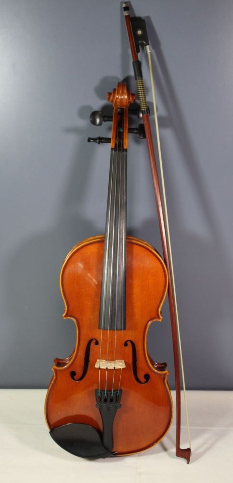 Geige, innen Klebeetikett "Intrumentenbau Mittenwald -Adorf", guter Zustand, anbei Bogen, L-57cm, in