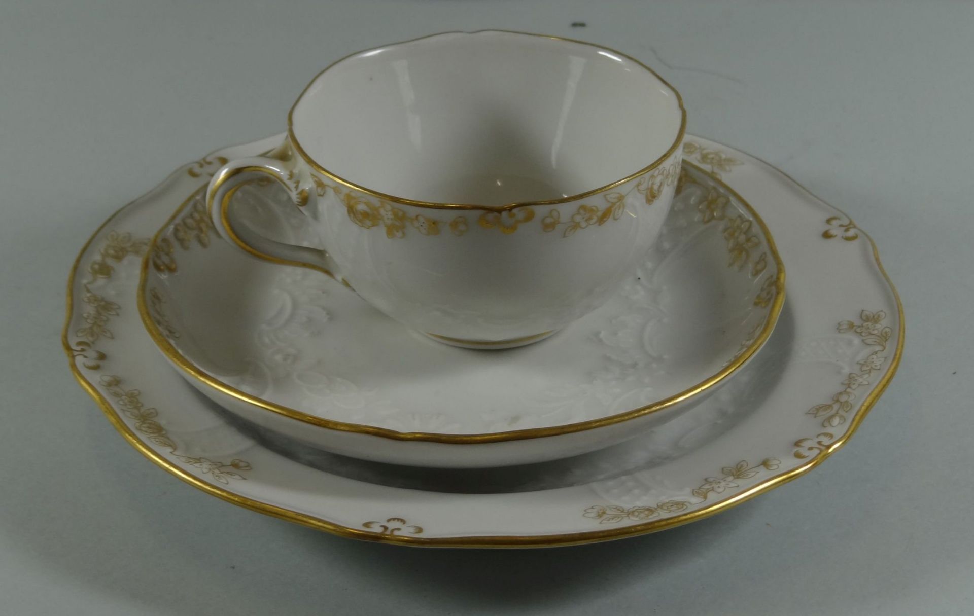 Kaffeegedeck "Meissen" Gold-und Reliefdekor, Schwerter durchschliffen