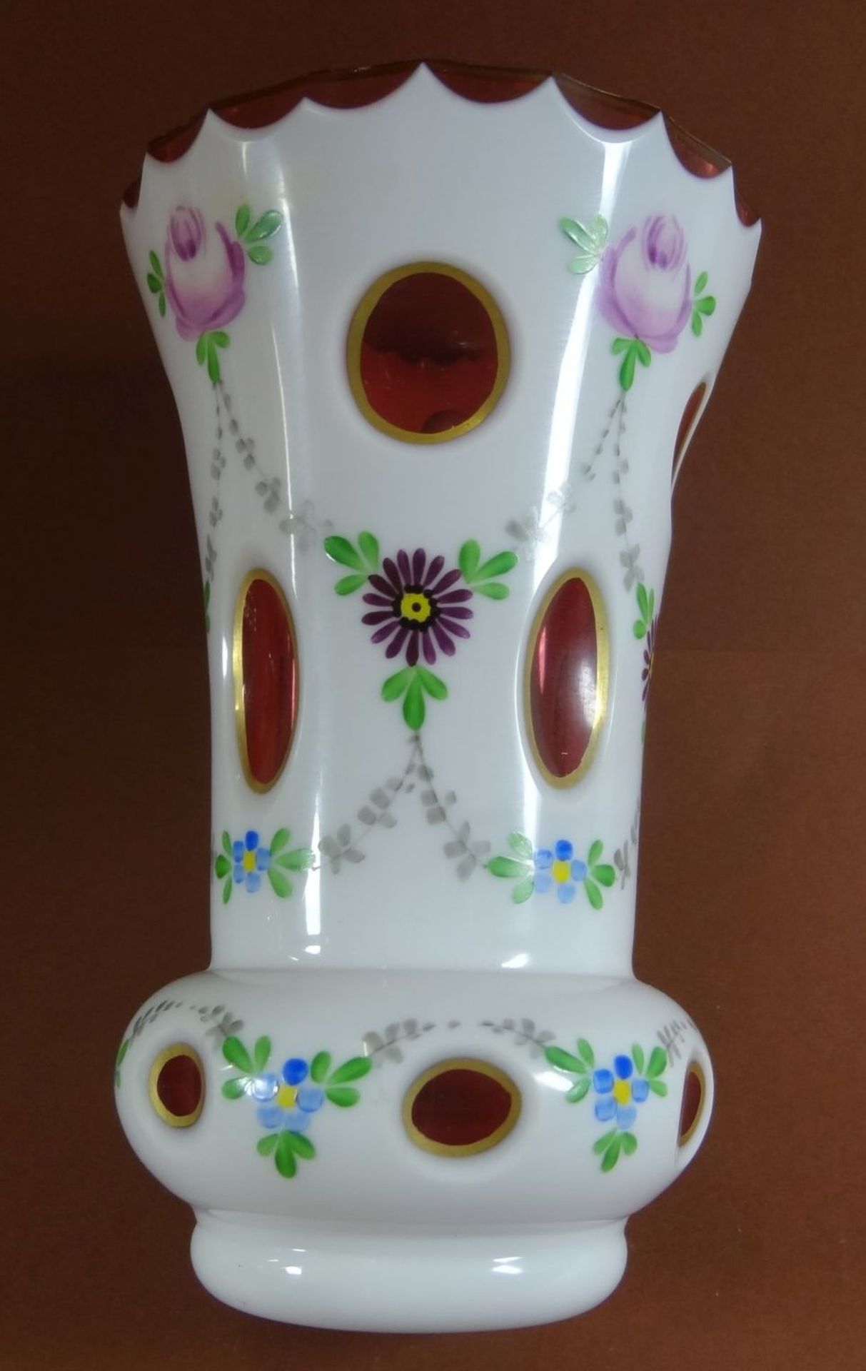 weiss überfangene Vase mit Blumenmalerei, H-13 cm, D-8 c - Bild 5 aus 6