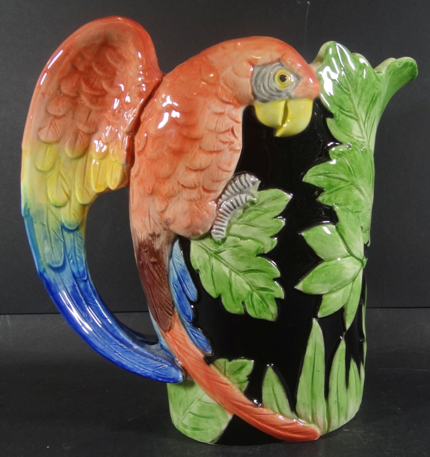 grosser Majolika-Saftkrug mit plast. Papagei, H-23 cm, gut erhalten, gemarkt "FF 1986" - Bild 4 aus 6