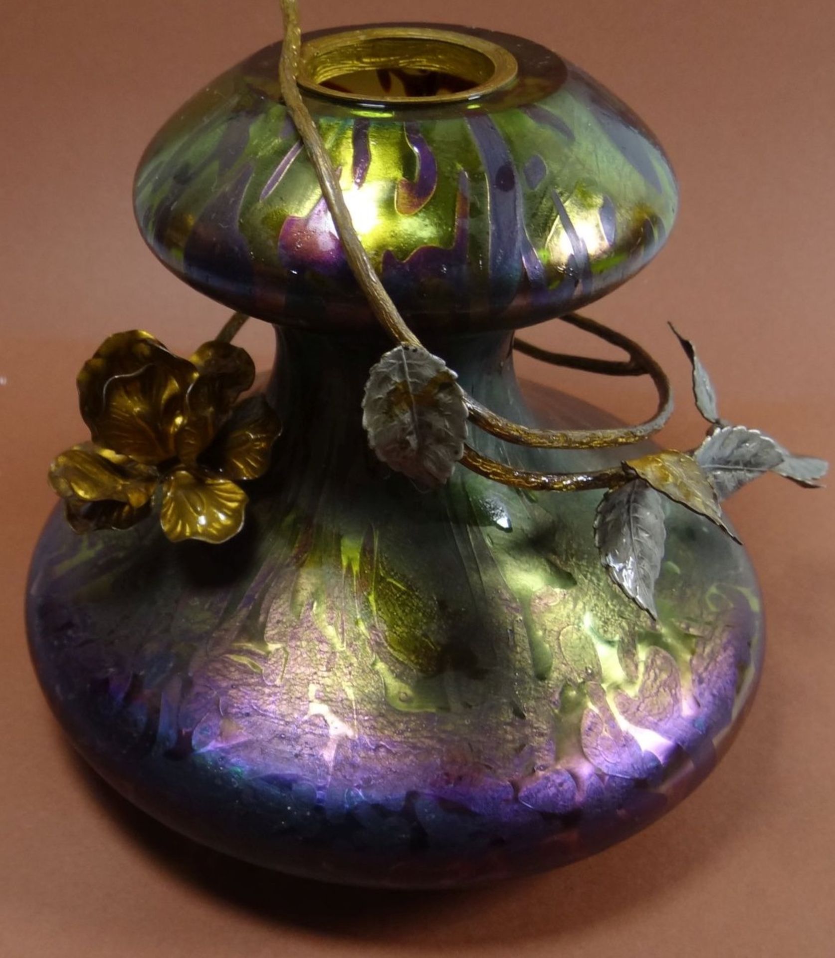 Jugendstil-Vase, grüm/lila irisierend, Metall-Blattdekor, Innenrand mit Chips, wohl Loetz - Bild 4 aus 8