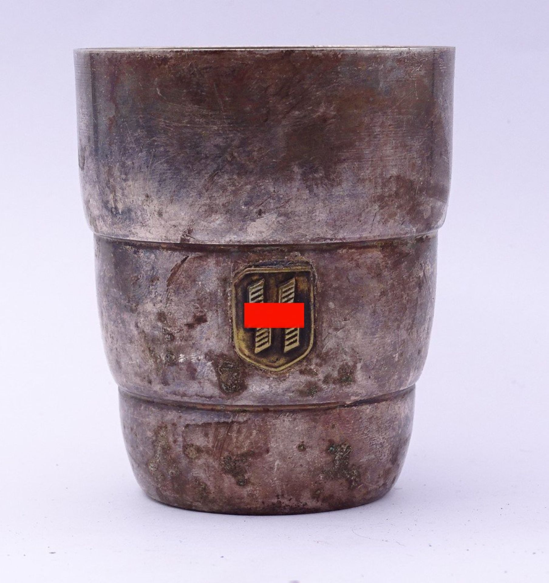 SS-Trinkbecher mit aufgelegter Rune,im Boden gepunzt,RZM,H-8,0cm,Alters-u. Gebrauchsspuren