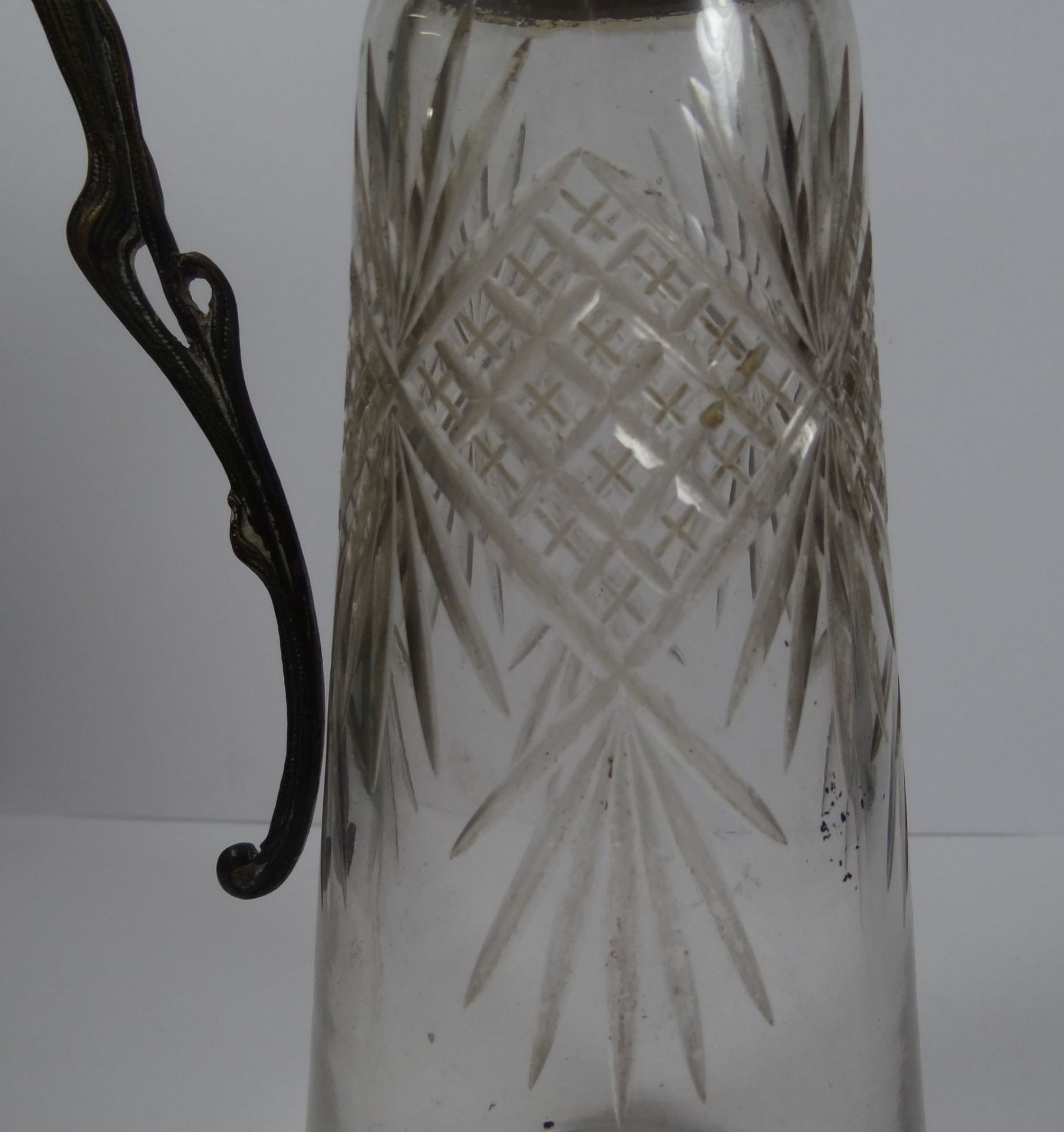 Jugendstil-Weinkrug mit Metall-Montur, Rautenschliff, Stand mit Abplatzer, H-27 cm - Bild 9 aus 9