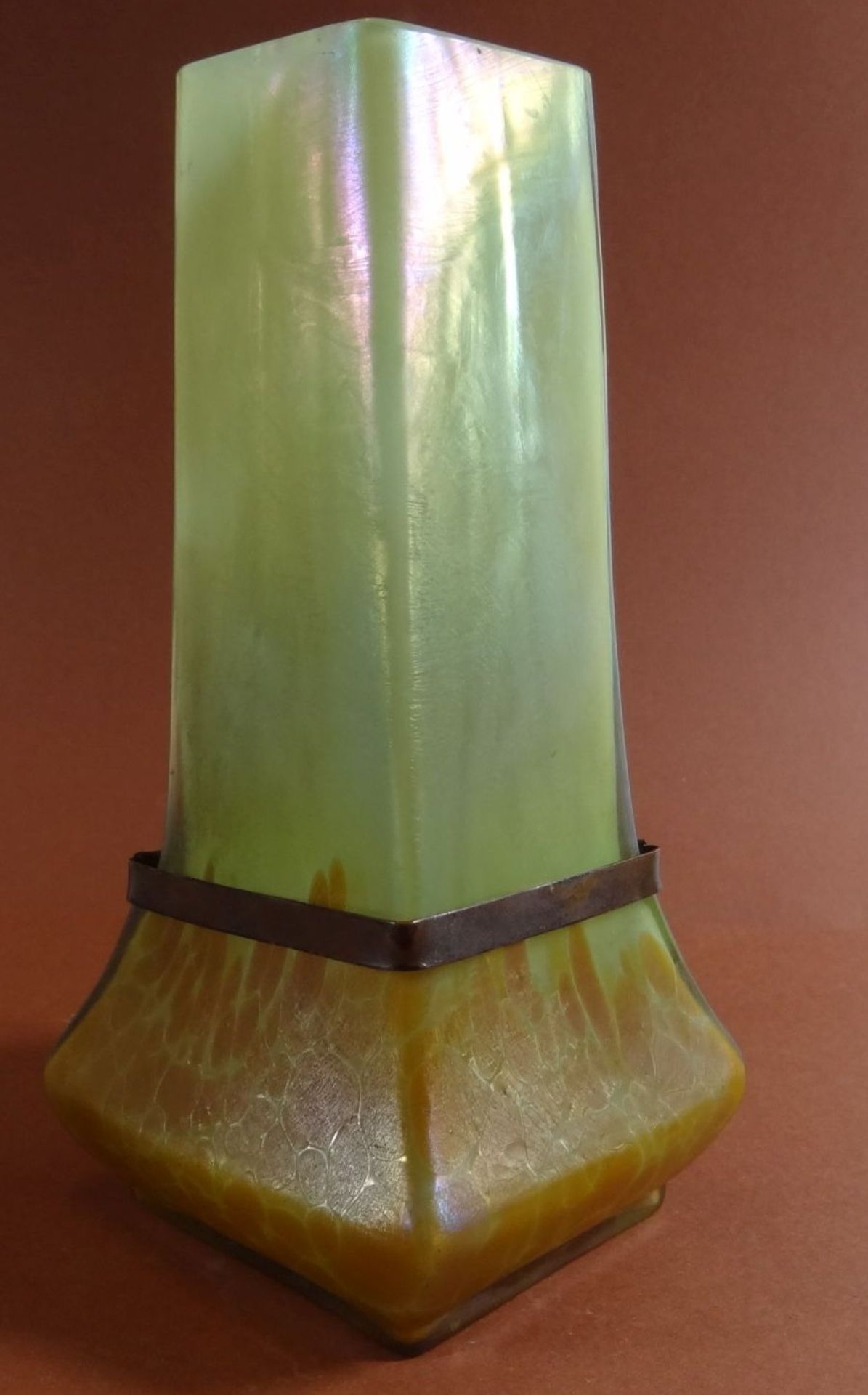 Jugendstil-Vase mit Bronze-Mädchen, H-15 cm, 7x8 cm, dreieckig, H-Bronze 9,5 cm, Rand mit kleinen - Bild 5 aus 6