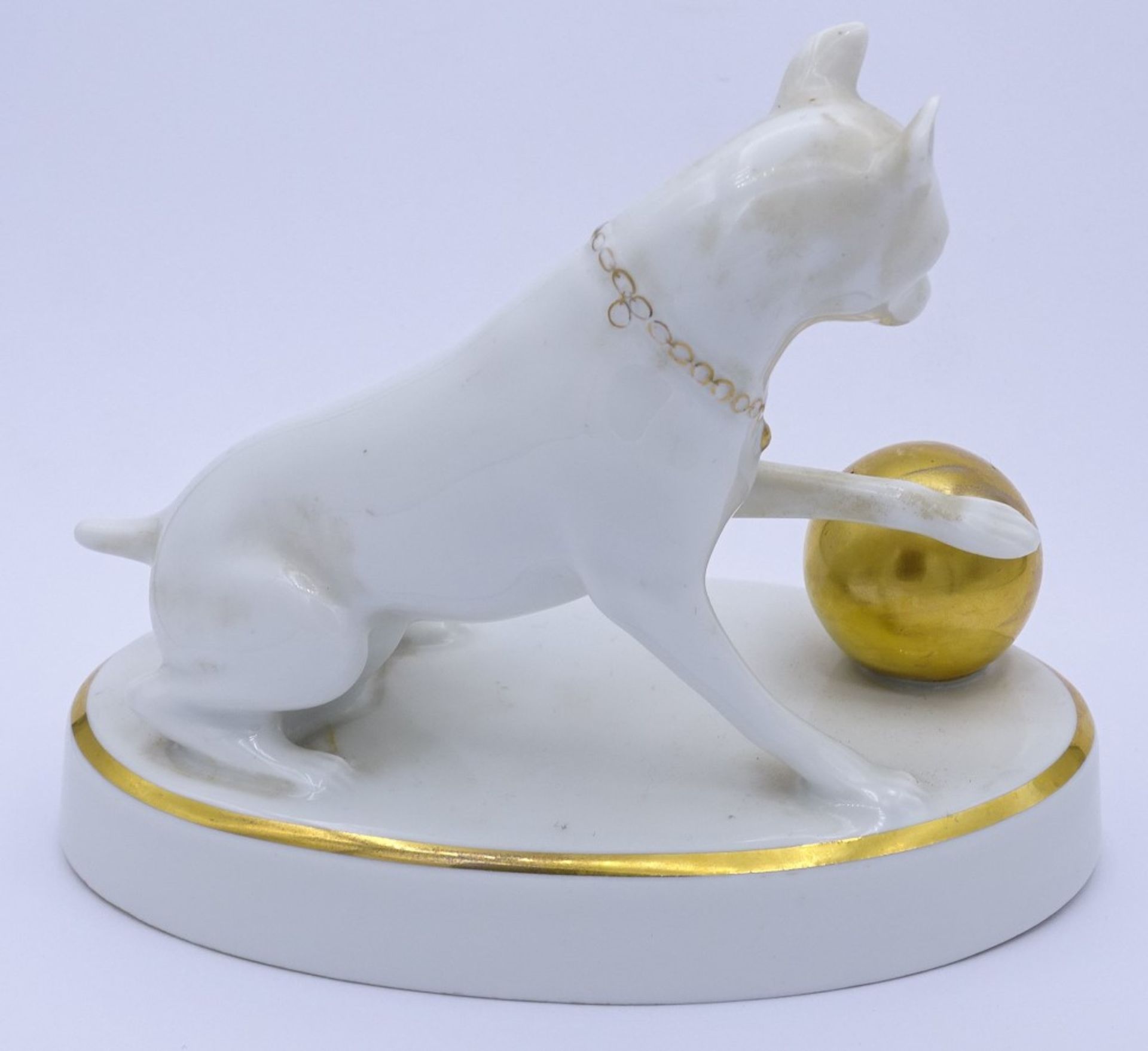 Hund mit Goldkugel,"Hutschenreuther",Goldbemalung-beriebe,H-12cm,Rücken mit Altriss - Bild 3 aus 4