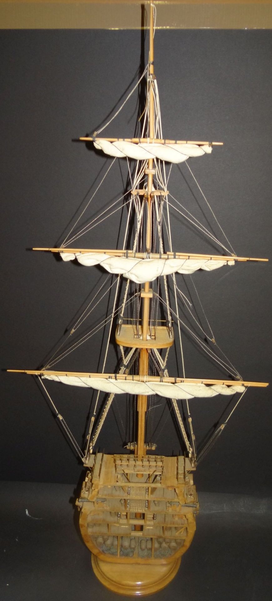 gr. Querschnitt eines Kries-Segelschiffes mit Einrichtung, Mastspitze abgebrochen, aber anbei, H- - Bild 10 aus 10