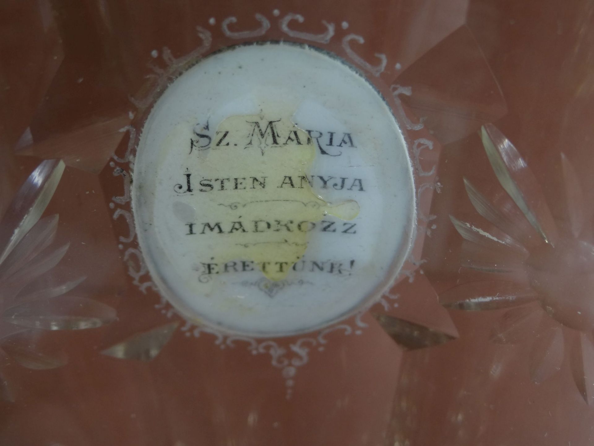Pokalglas mit Mutter Gottes in Medaillon, beschliffen, rückseitig ungarisch beschriftet, H-16 cm, - Bild 8 aus 9