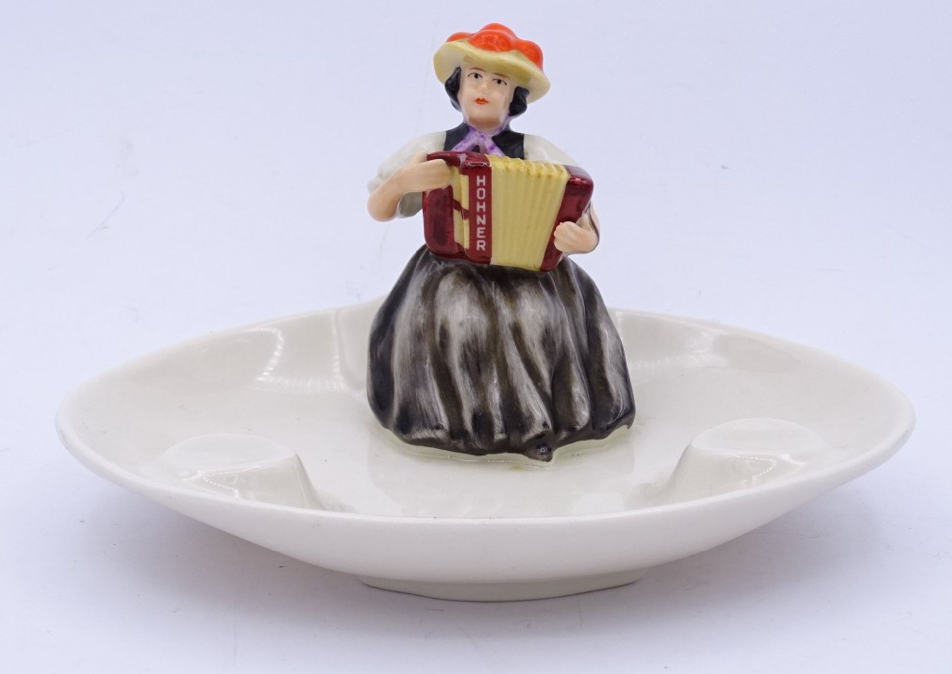 Porzellan Aschenbecher mit Frau in Schwarzwälder Tracht,"Fischer & Co", L-15cm,H-8,0c