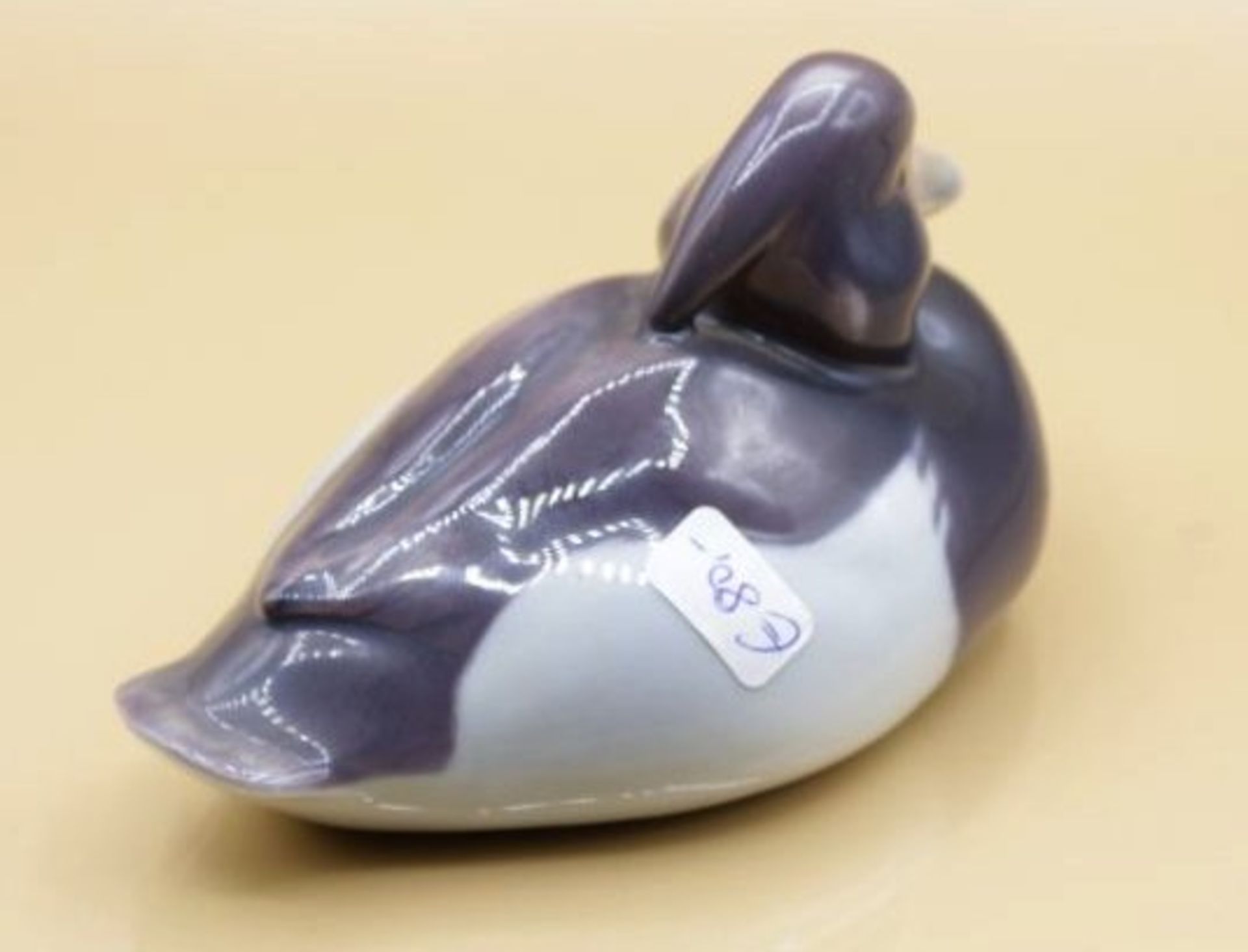 sitzende Ente, Royal Copenhagen, Modellnr. 118 ?, polychr. Bemalung in Unterglasurfarben, H-6cm L- - Bild 2 aus 3