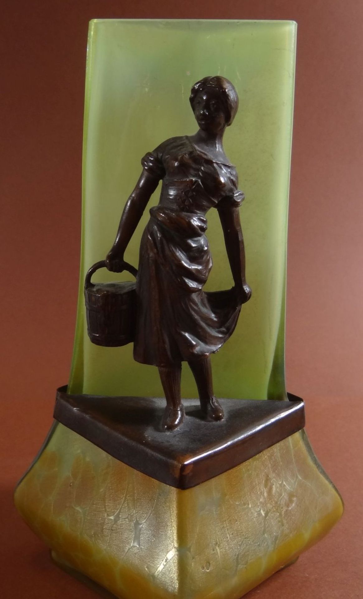 Jugendstil-Vase mit Bronze-Mädchen, H-15 cm, 7x8 cm, dreieckig, H-Bronze 9,5 cm, Rand mit kleinen - Bild 4 aus 6