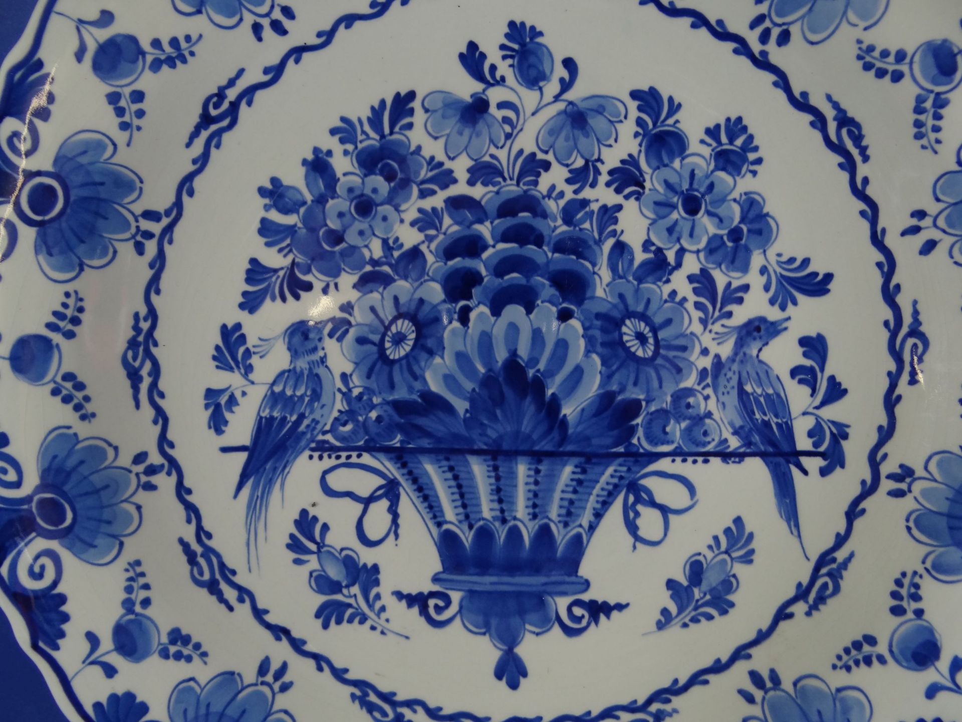 Wandteller "De porcelayne fles" Delft, Blaumalerei, D-29,5 cm - Bild 2 aus 5
