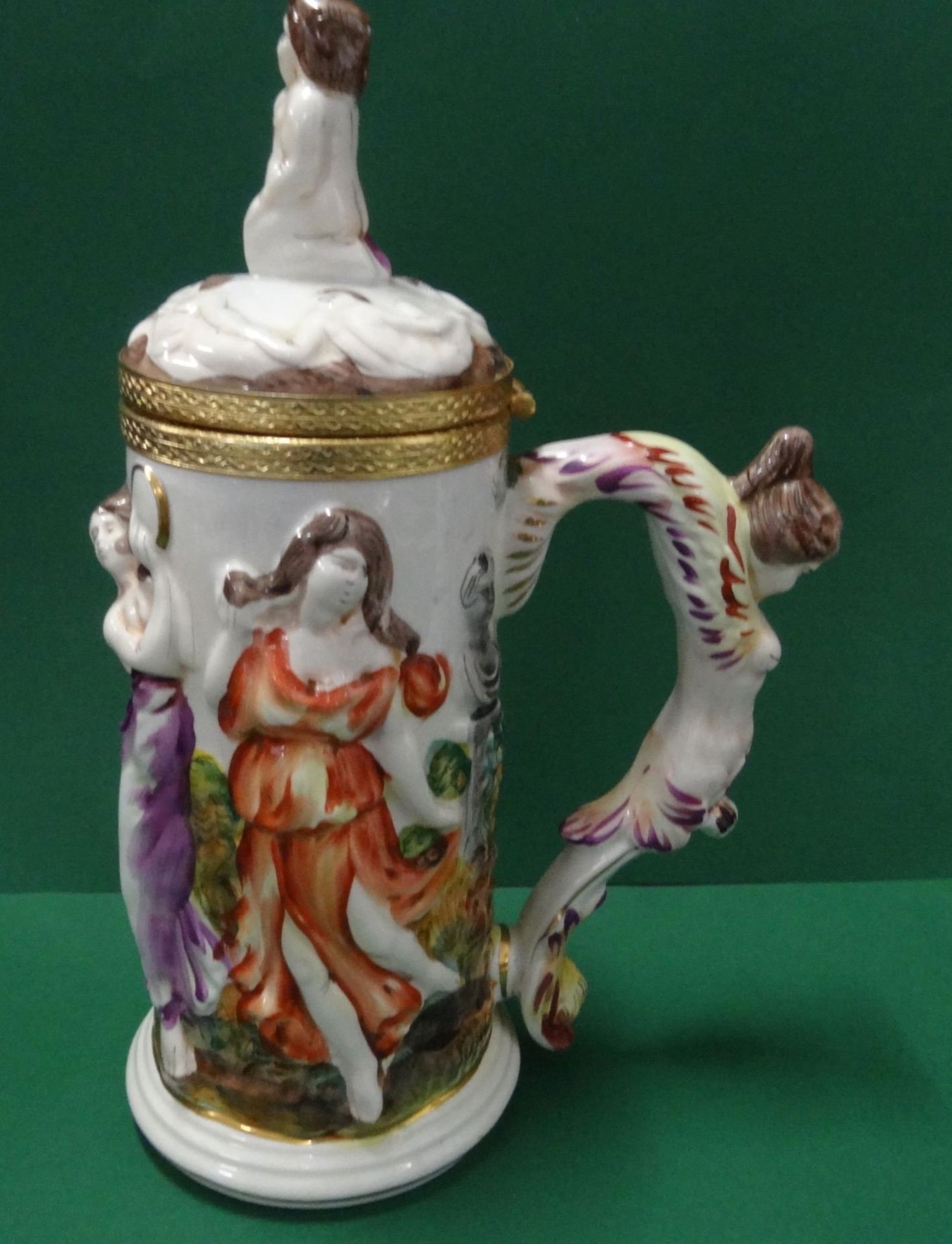 grosser Bierkrug mit figürl. Dekor und Griff "Capodimonte", H-27 cm, neuzeitlic