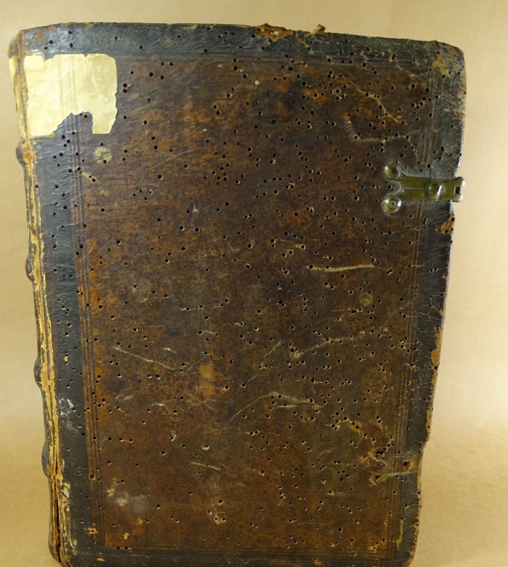 lateinische Bibel von 1615, Holzeinband der Zeit, mit Wurmschäden, desgleichen ersten beiden - Bild 3 aus 10