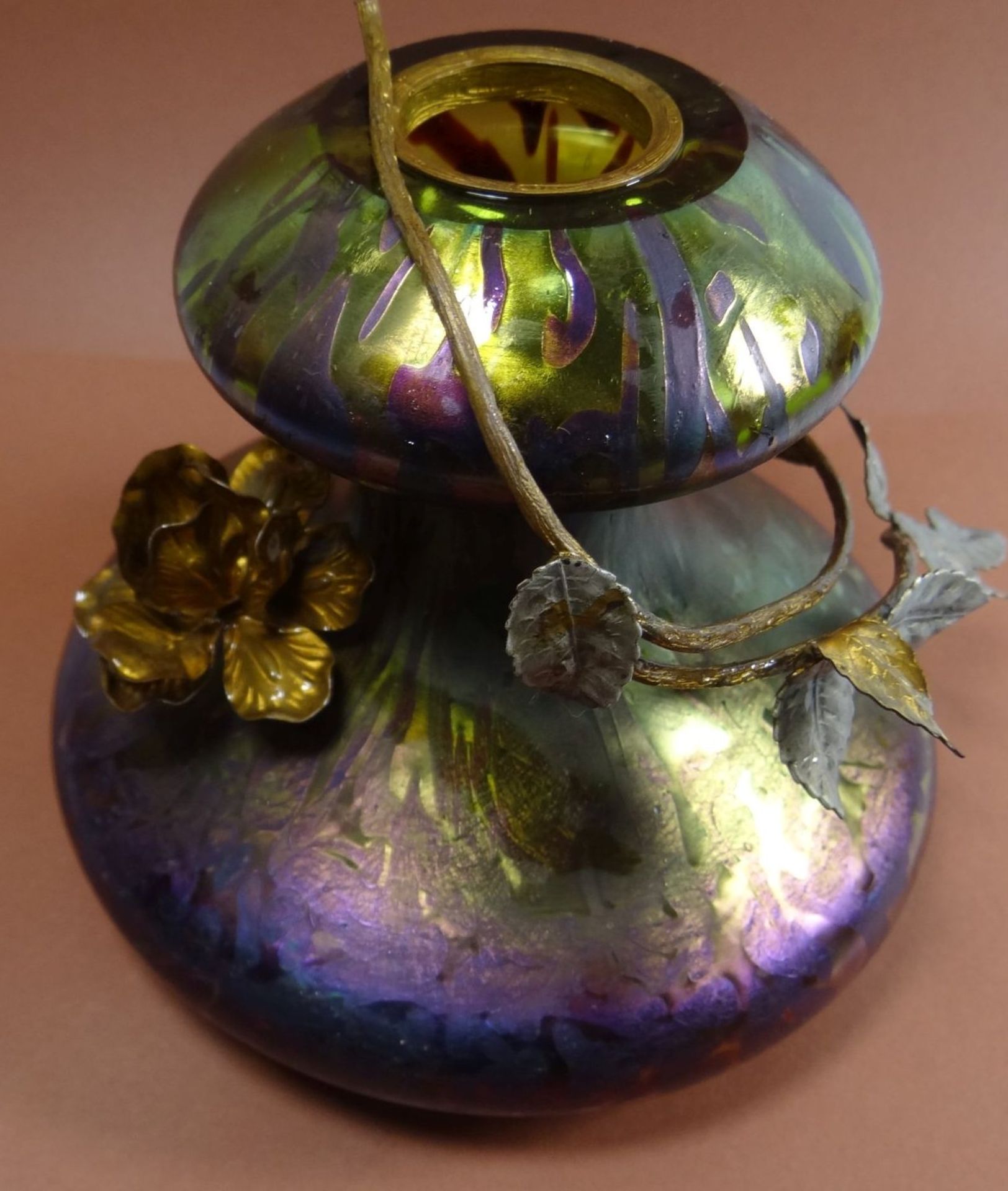 Jugendstil-Vase, grüm/lila irisierend, Metall-Blattdekor, Innenrand mit Chips, wohl Loetz - Bild 3 aus 8