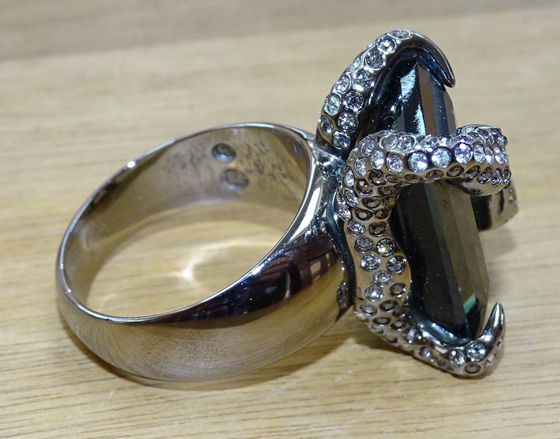 gr. Ring mit grünen Stein, zwei Schlangen, versilbert, RG 59, 14,4 gr - Bild 4 aus 4