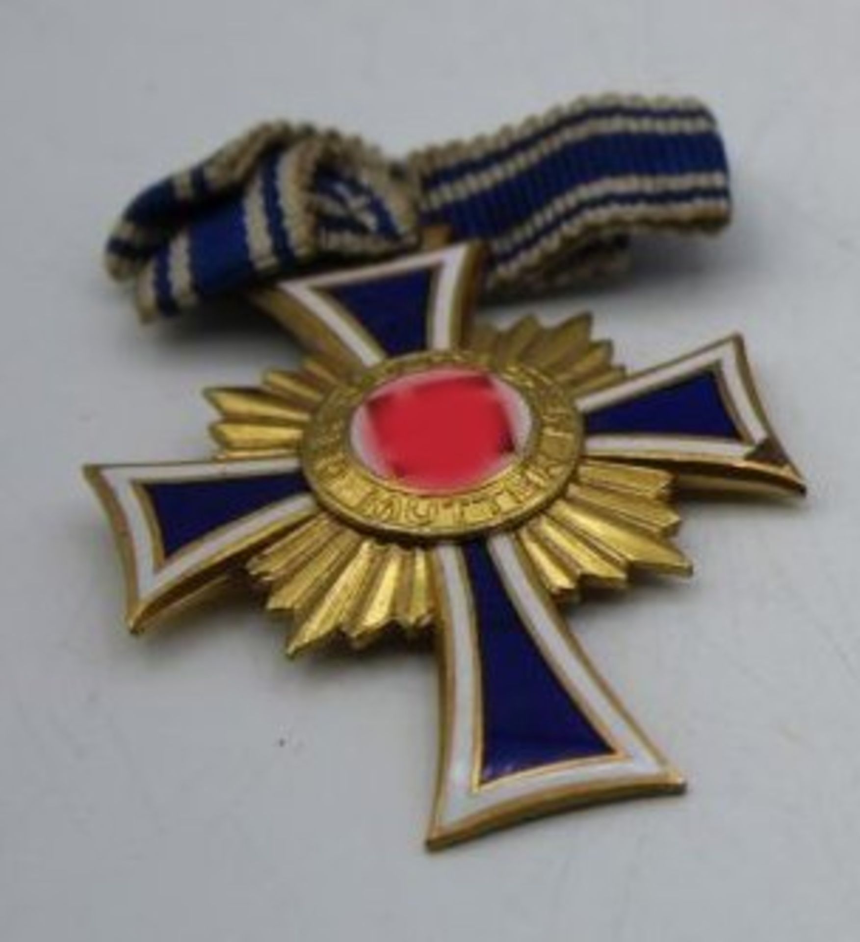 Mutterkreuz in Gold, 3. Reich, 1x Emaille beschädigt.