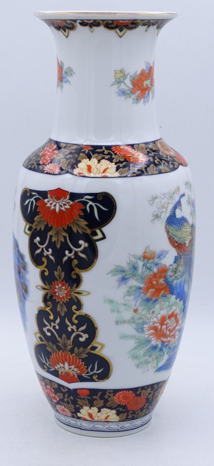 Vase, Japan, mit Darstellung eines Pfaus,floral umringtes Stück,im Boden Marke (Spiegelverkehrt),H- - Bild 3 aus 5