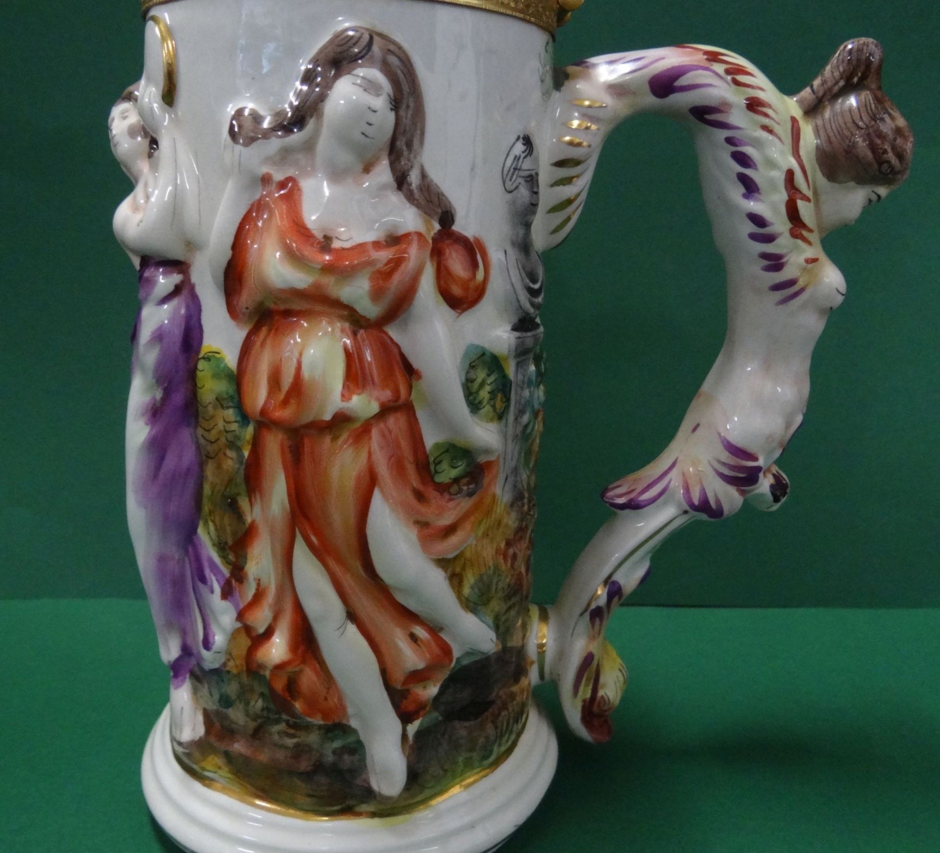 grosser Bierkrug mit figürl. Dekor und Griff "Capodimonte", H-27 cm, neuzeitlic - Bild 3 aus 8