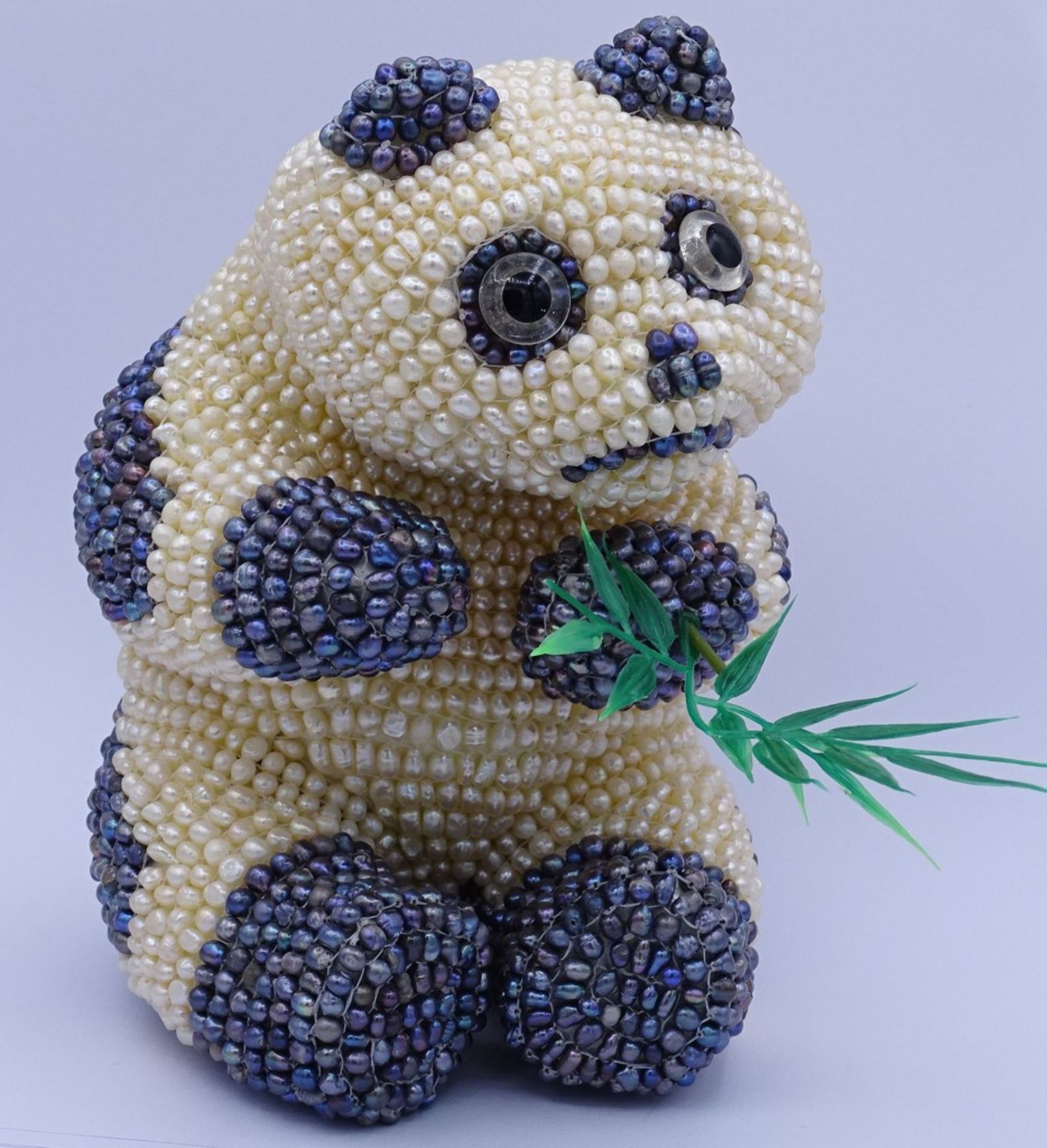 Sitzender Panda aus weißen und dunklen Perlen gefertigt,H-17,5c - Bild 3 aus 5