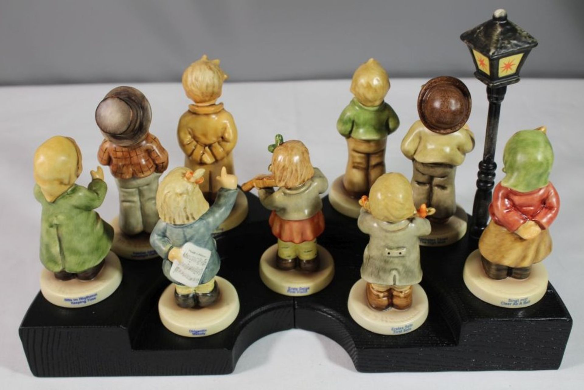 Hummel-Kinderchor, 9x Figuren, Laterne und Podest, Goebel, ca. H-18cm, Figuren ca. H-11cm. - Bild 3 aus 3