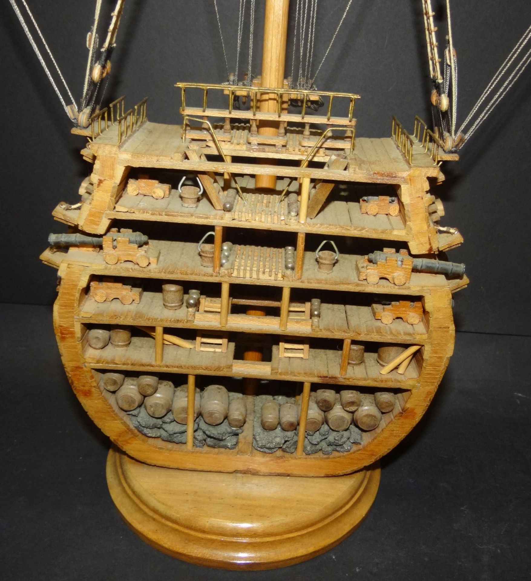 gr. Querschnitt eines Kries-Segelschiffes mit Einrichtung, Mastspitze abgebrochen, aber anbei, H- - Bild 4 aus 10